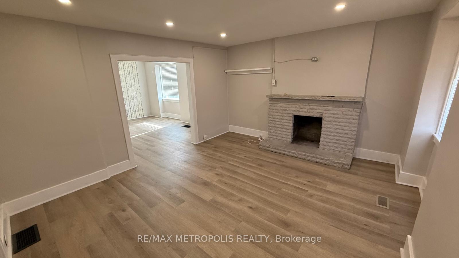 Photo 3 of 1917 Dundas Street E, Whitby, Blue Grass Meadows — HOMEH