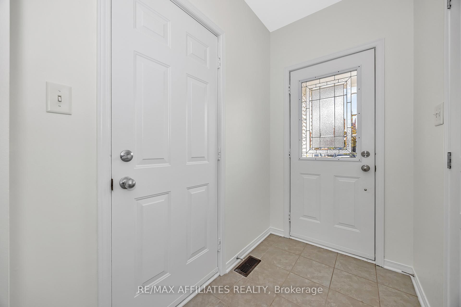 Photo 3 of 17 Kirkstone Private, Ottawa, Barrhaven - Stonebridge — HOMEH