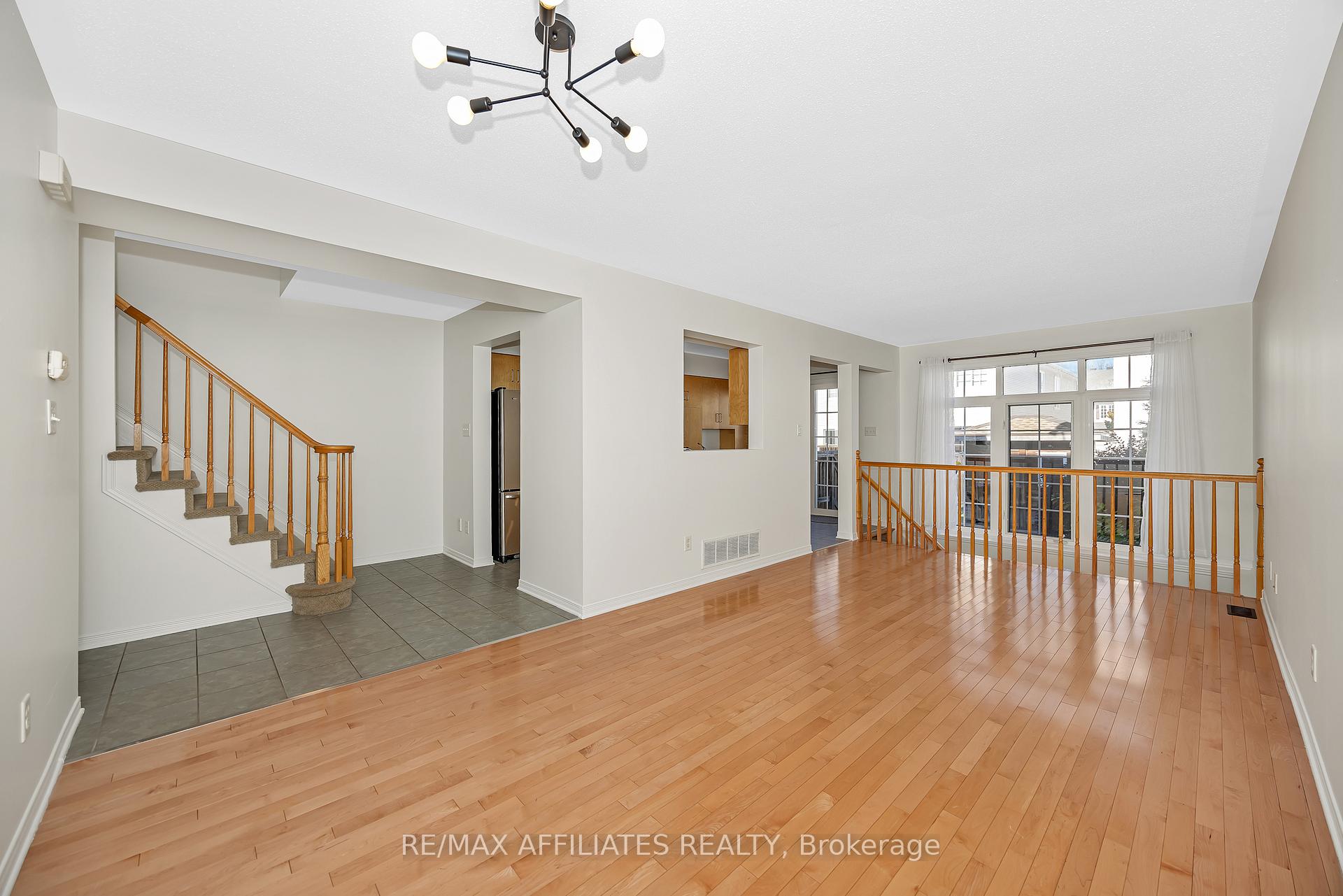 Photo 4 of 17 Kirkstone Private, Ottawa, Barrhaven - Stonebridge — HOMEH