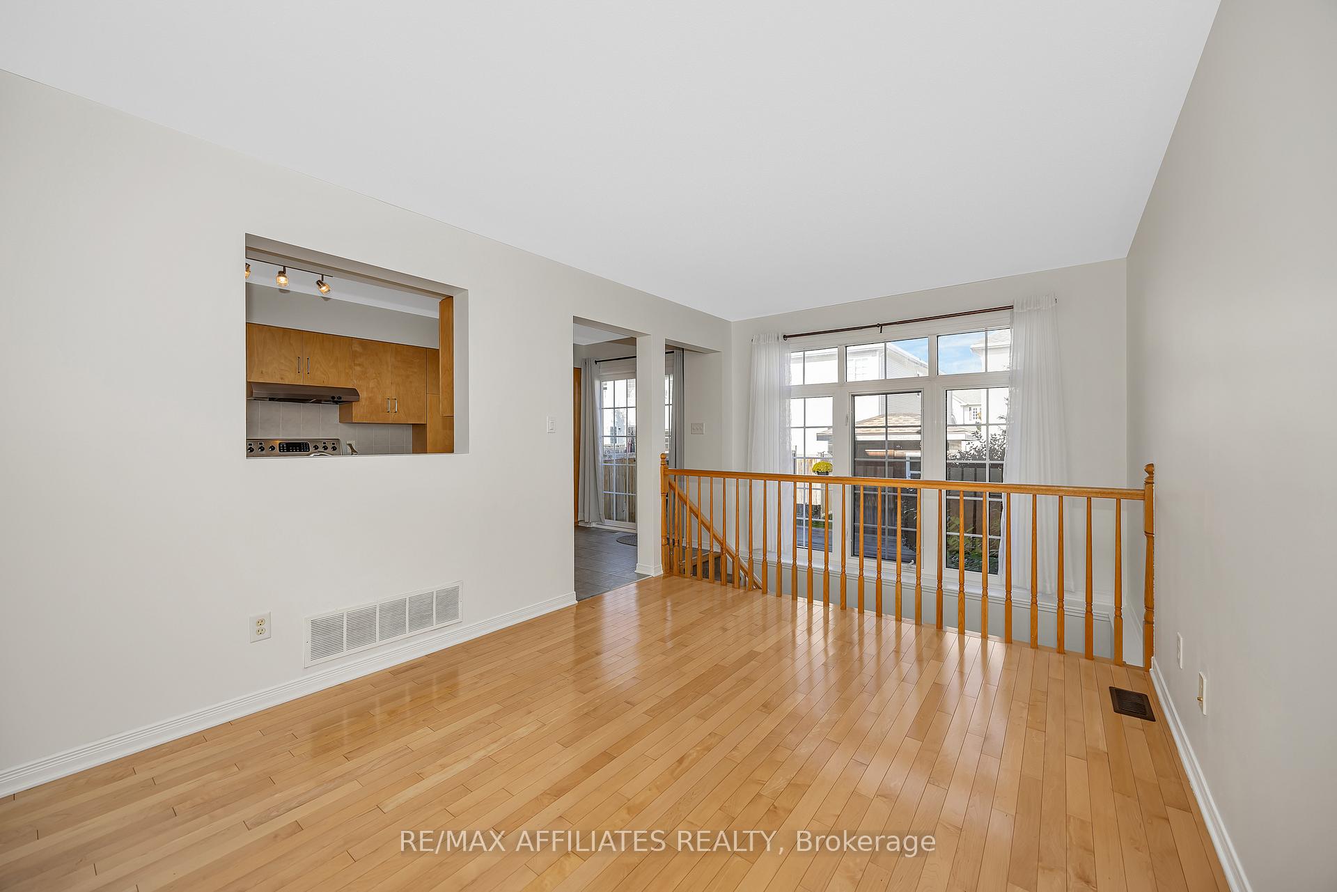 Photo 5 of 17 Kirkstone Private, Ottawa, Barrhaven - Stonebridge — HOMEH