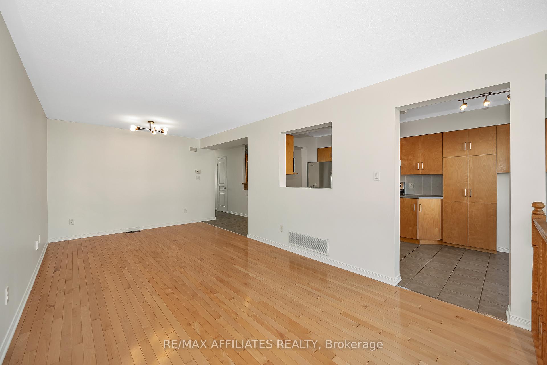 Photo 6 of 17 Kirkstone Private, Ottawa, Barrhaven - Stonebridge — HOMEH