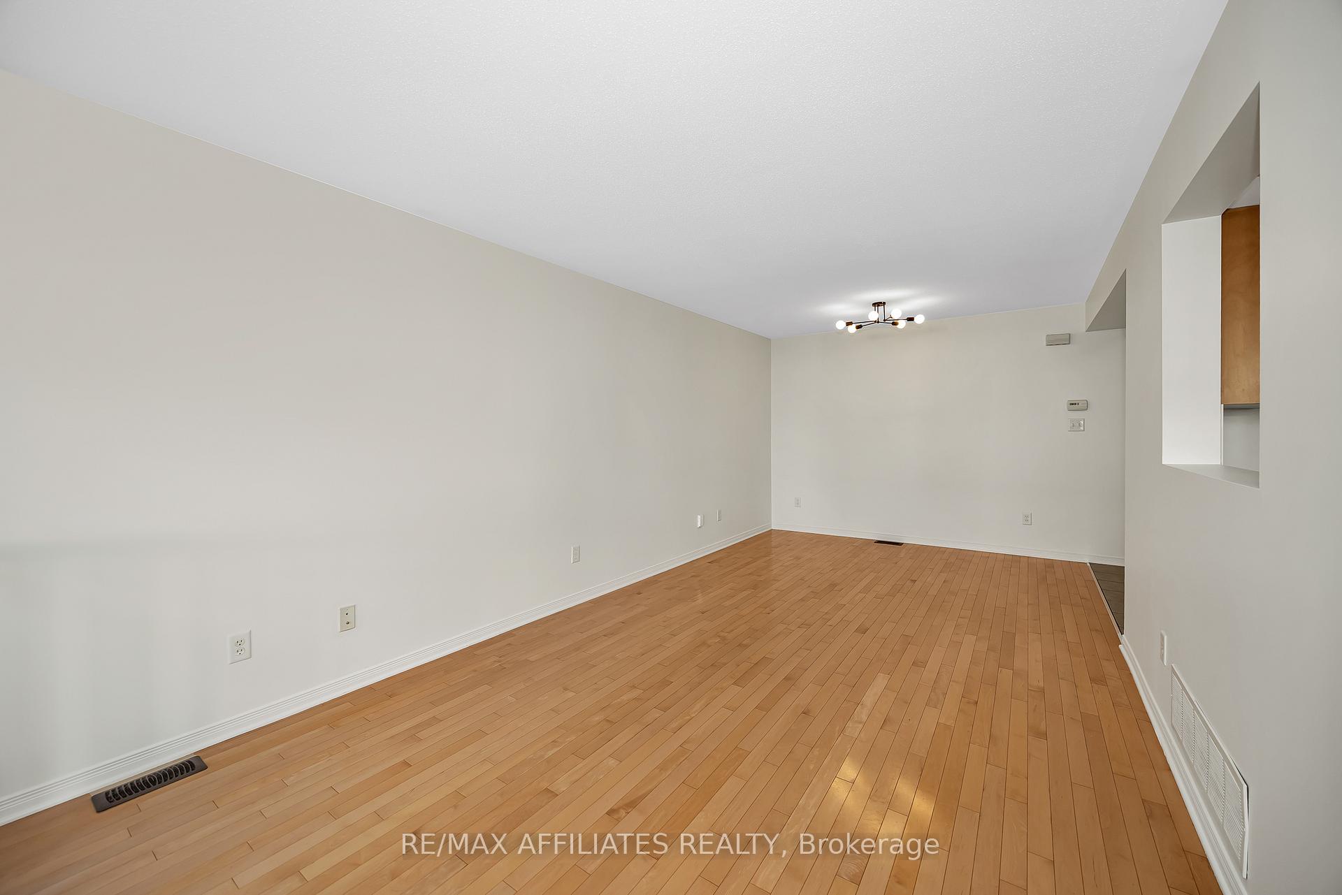 Photo 7 of 17 Kirkstone Private, Ottawa, Barrhaven - Stonebridge — HOMEH