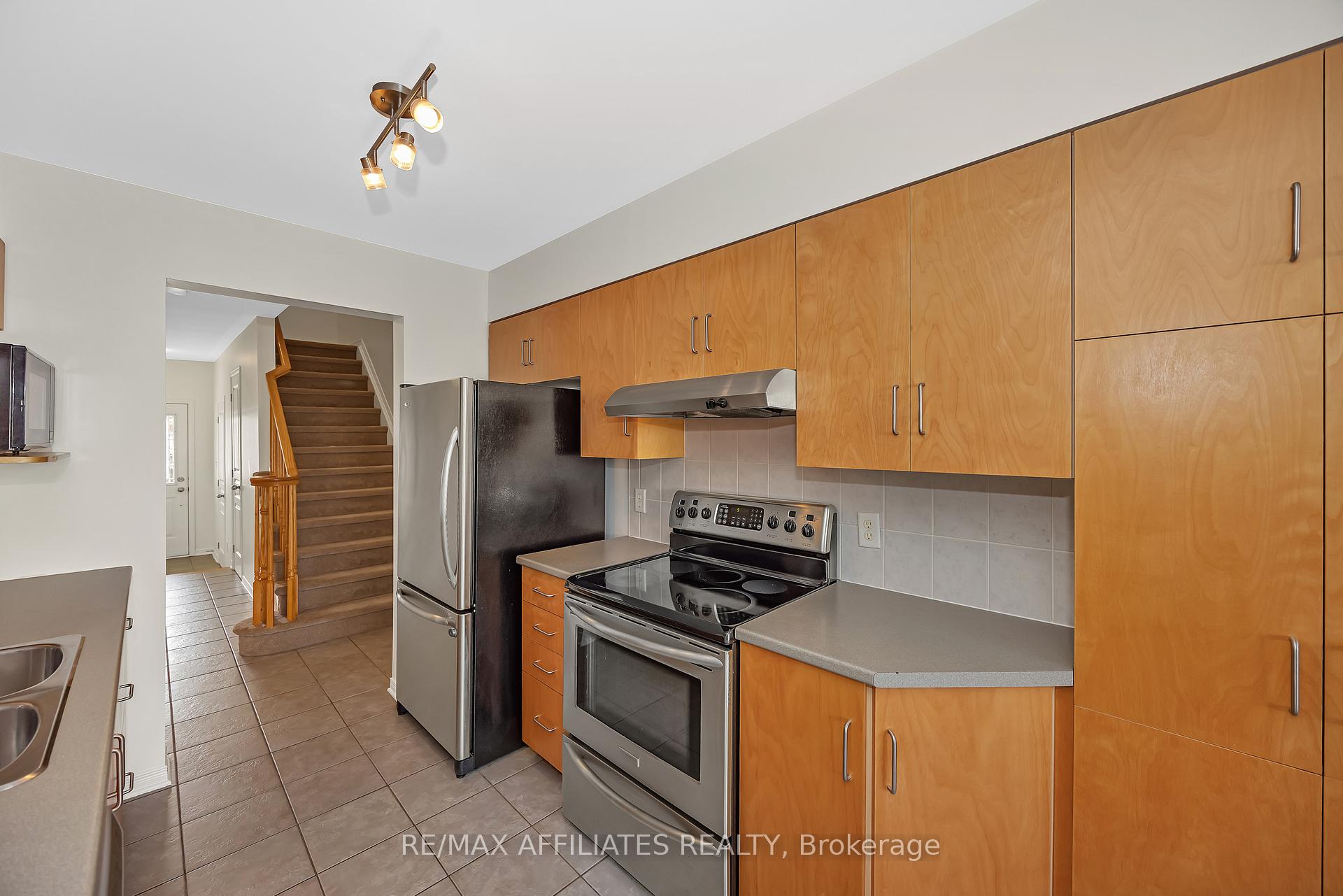 Photo 11 of 17 Kirkstone Private, Ottawa, Barrhaven - Stonebridge — HOMEH
