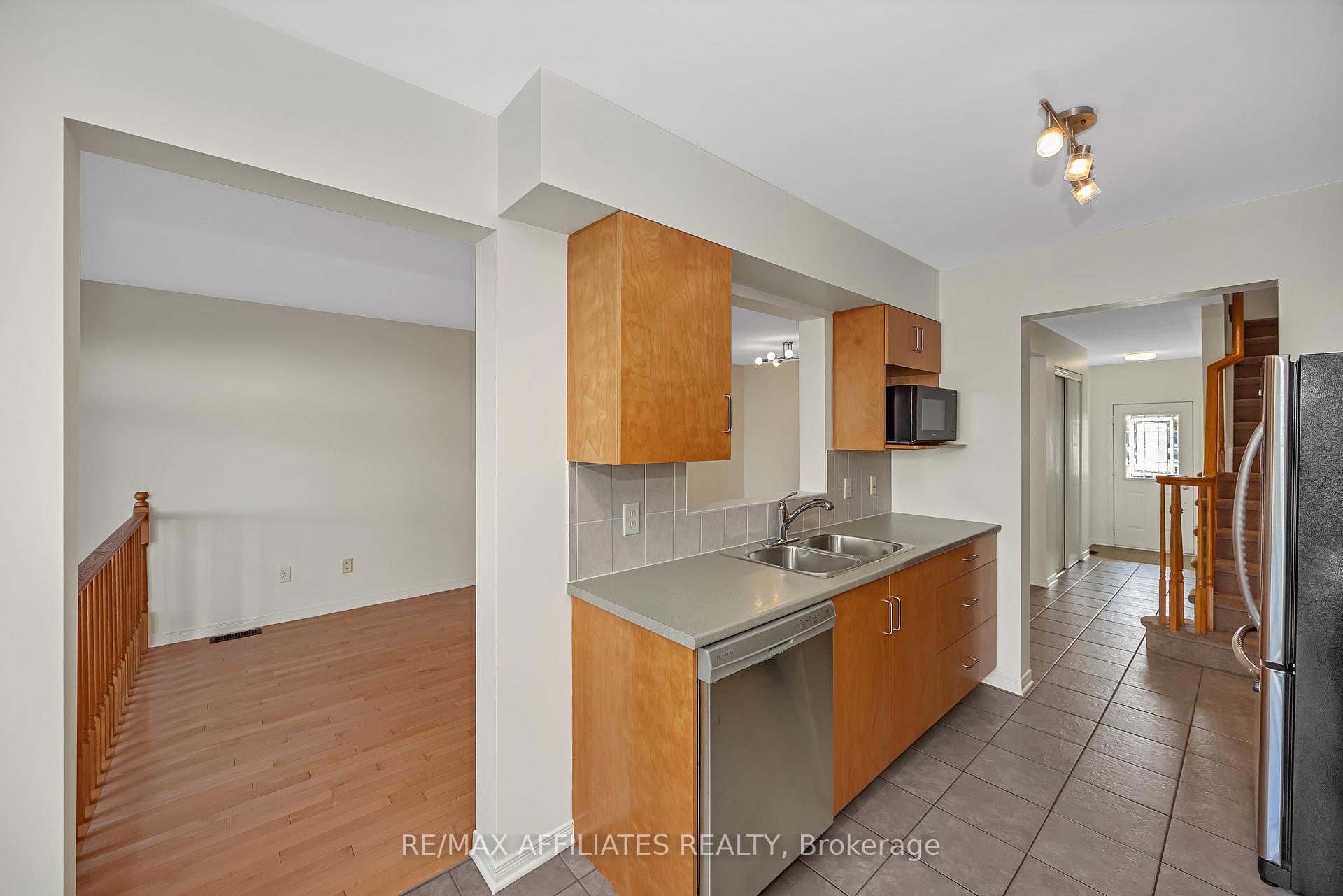 Photo 12 of 17 Kirkstone Private, Ottawa, Barrhaven - Stonebridge — HOMEH