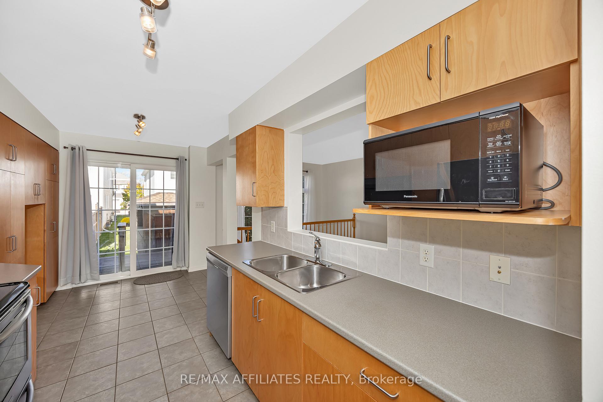 Photo 9 of 17 Kirkstone Private, Ottawa, Barrhaven - Stonebridge — HOMEH