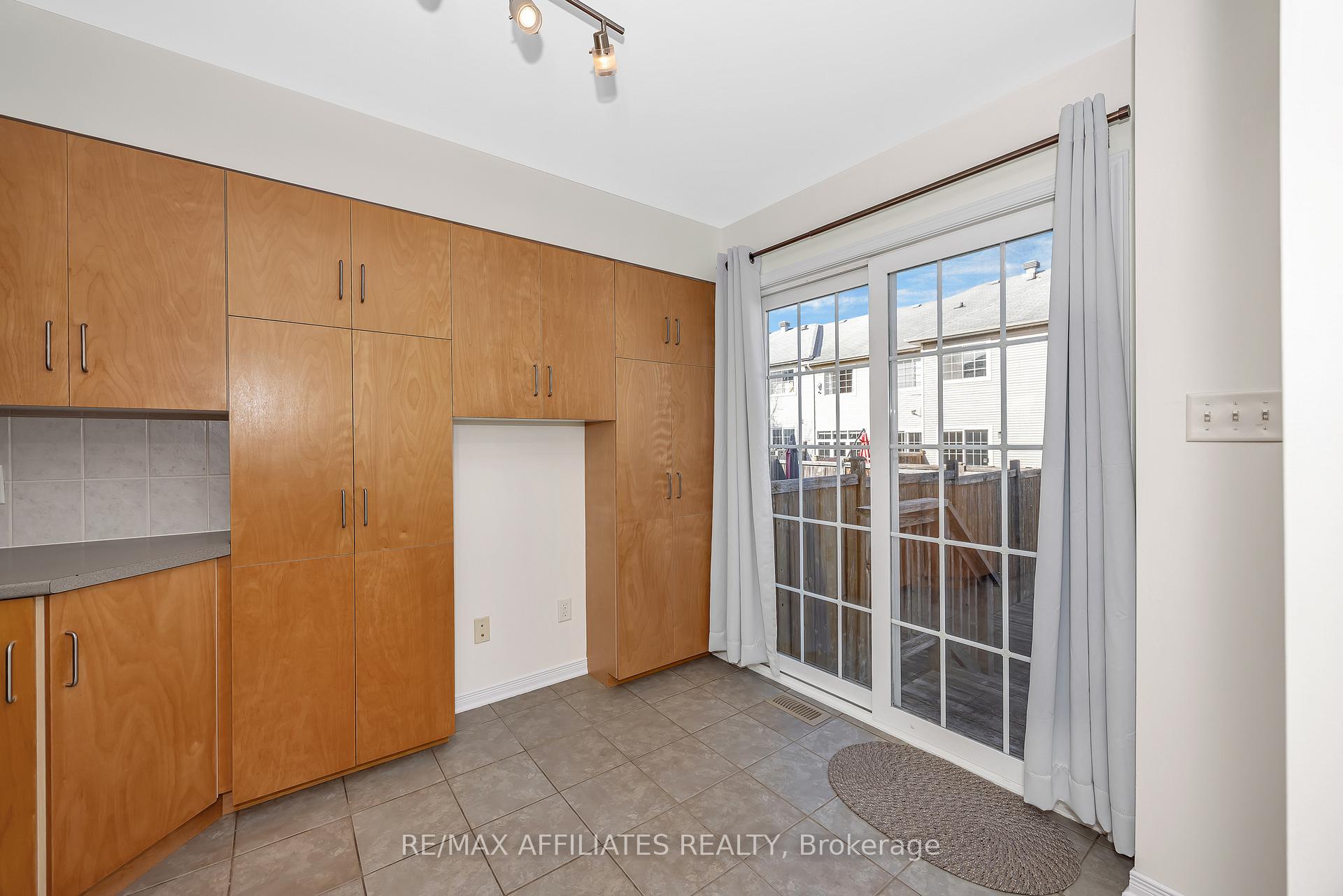 Photo 13 of 17 Kirkstone Private, Ottawa, Barrhaven - Stonebridge — HOMEH
