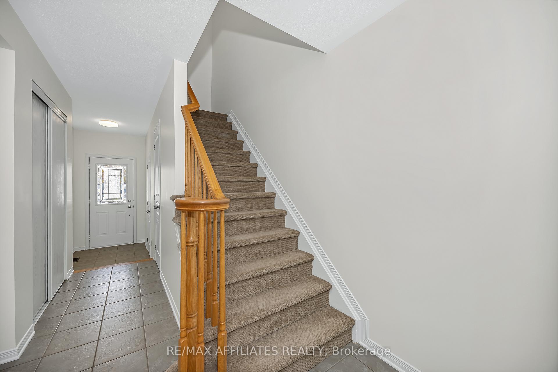 Photo 10 of 17 Kirkstone Private, Ottawa, Barrhaven - Stonebridge — HOMEH