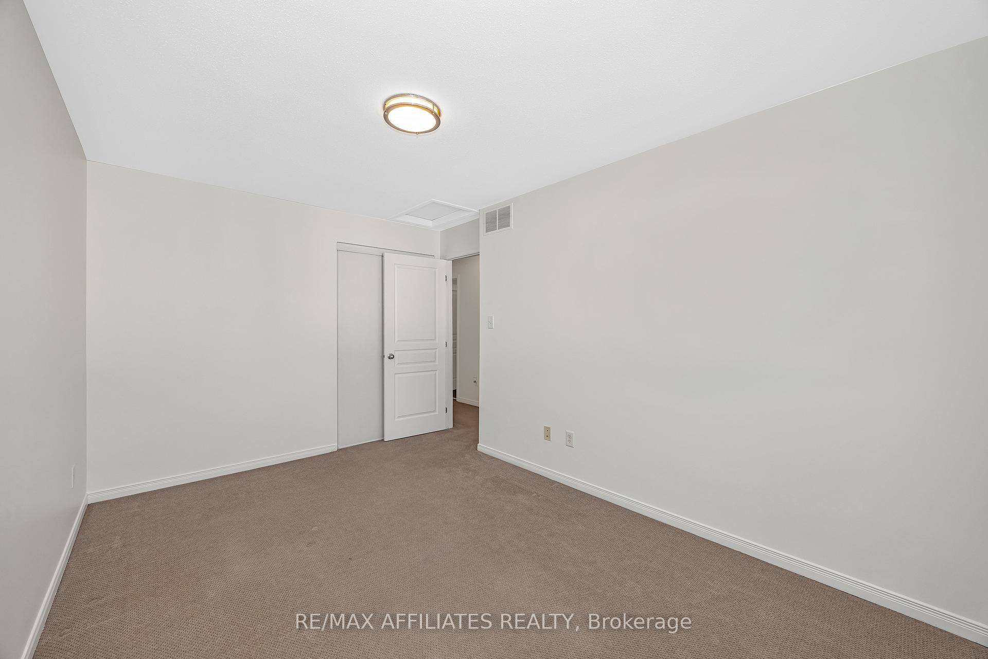 Photo 22 of 17 Kirkstone Private, Ottawa, Barrhaven - Stonebridge — HOMEH
