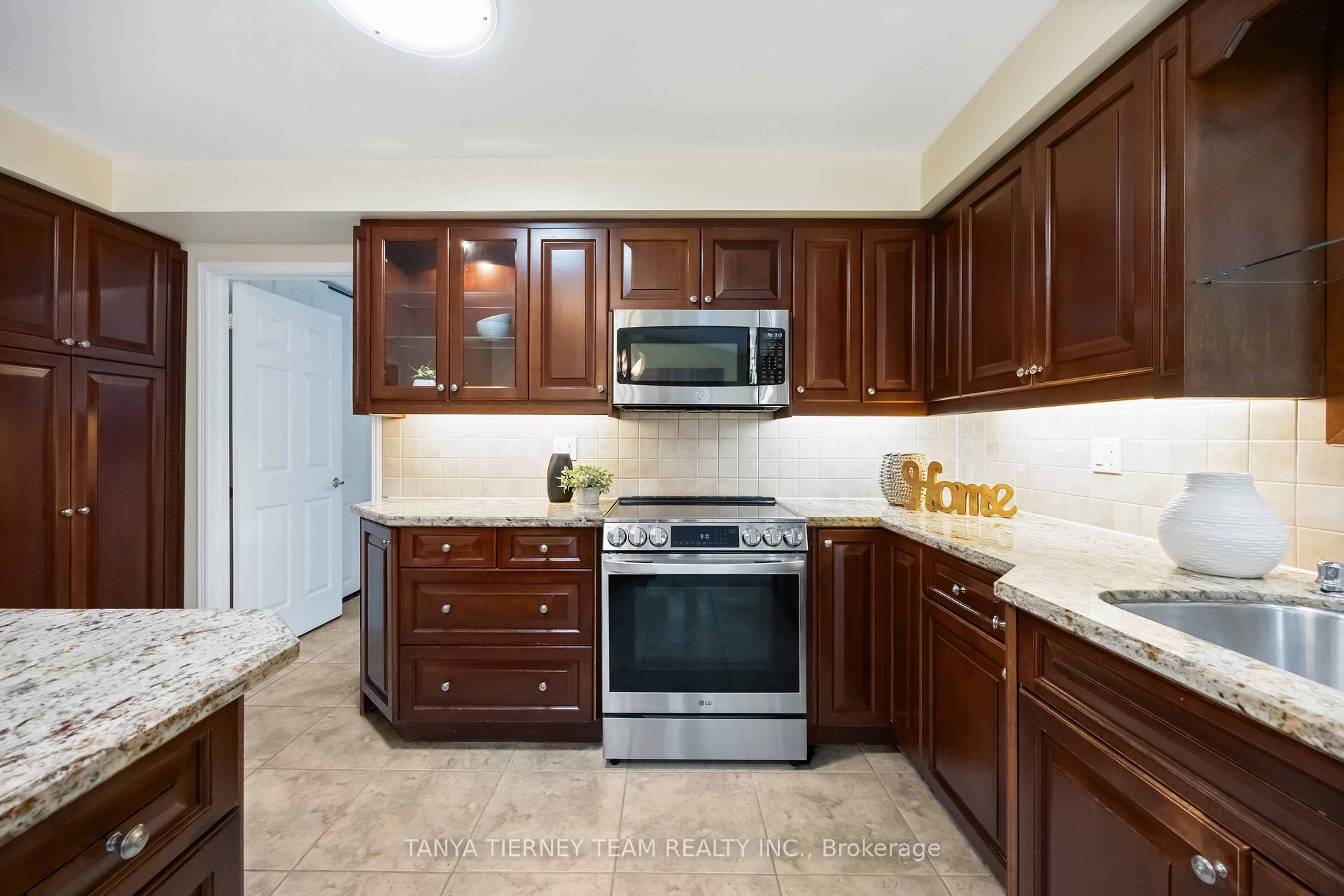 Photo 17 of 6 Lyndhurst Crescent, Whitby, Williamsburg — HOMEH