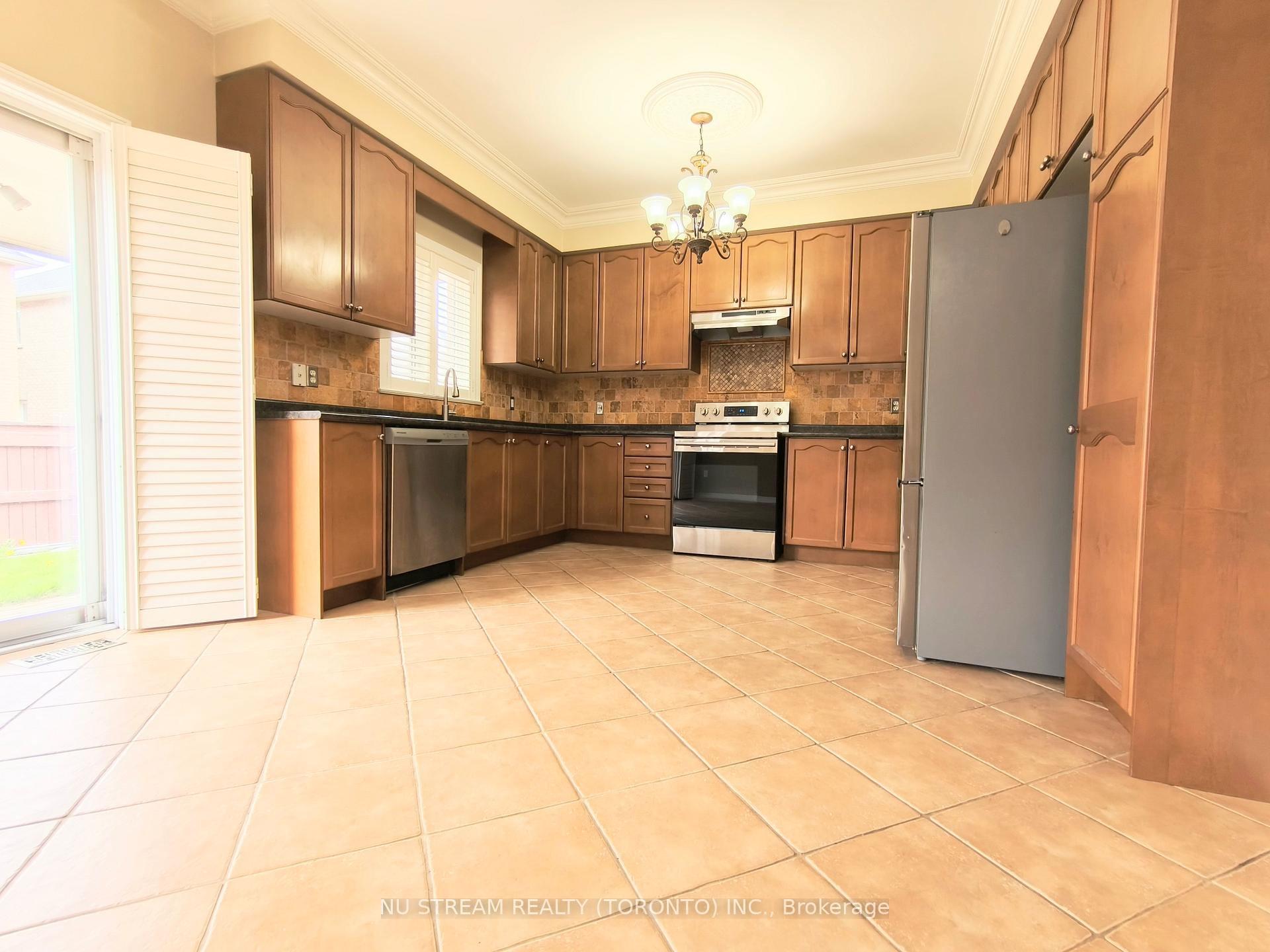 Photo 5 of 279 Twin Hills Crescent, Vaughan, Vellore Village — HOMEH