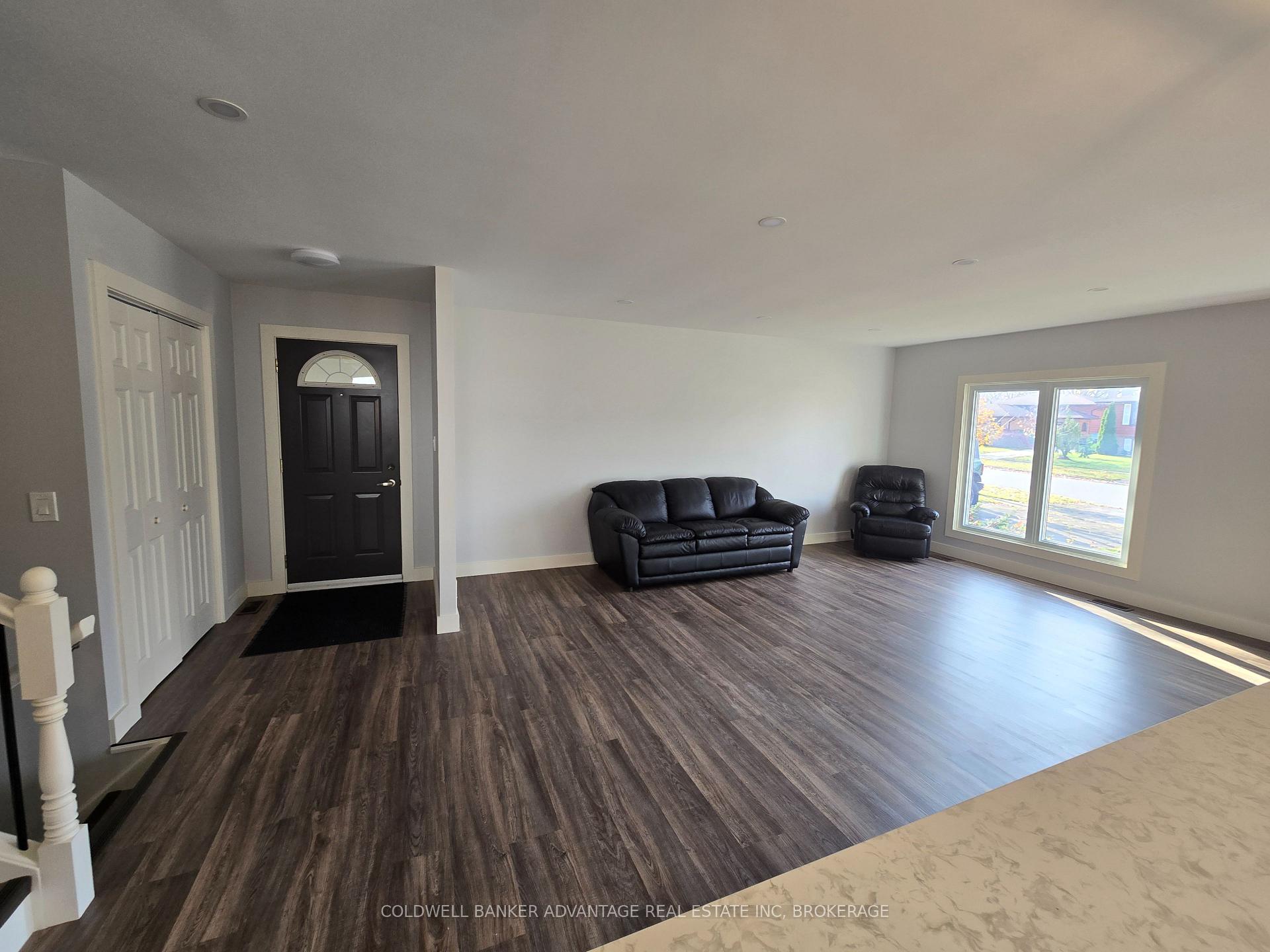 Photo 5 of 124 Royal Oak Drive N, Welland, N. Welland — HOMEH