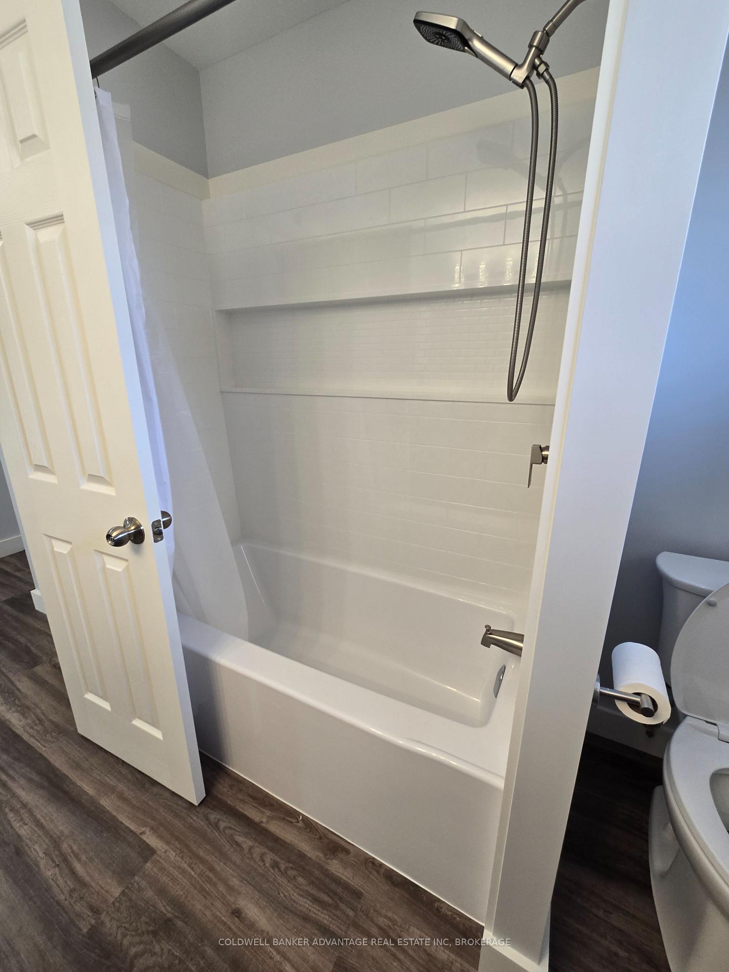 Photo 9 of 124 Royal Oak Drive N, Welland, N. Welland — HOMEH