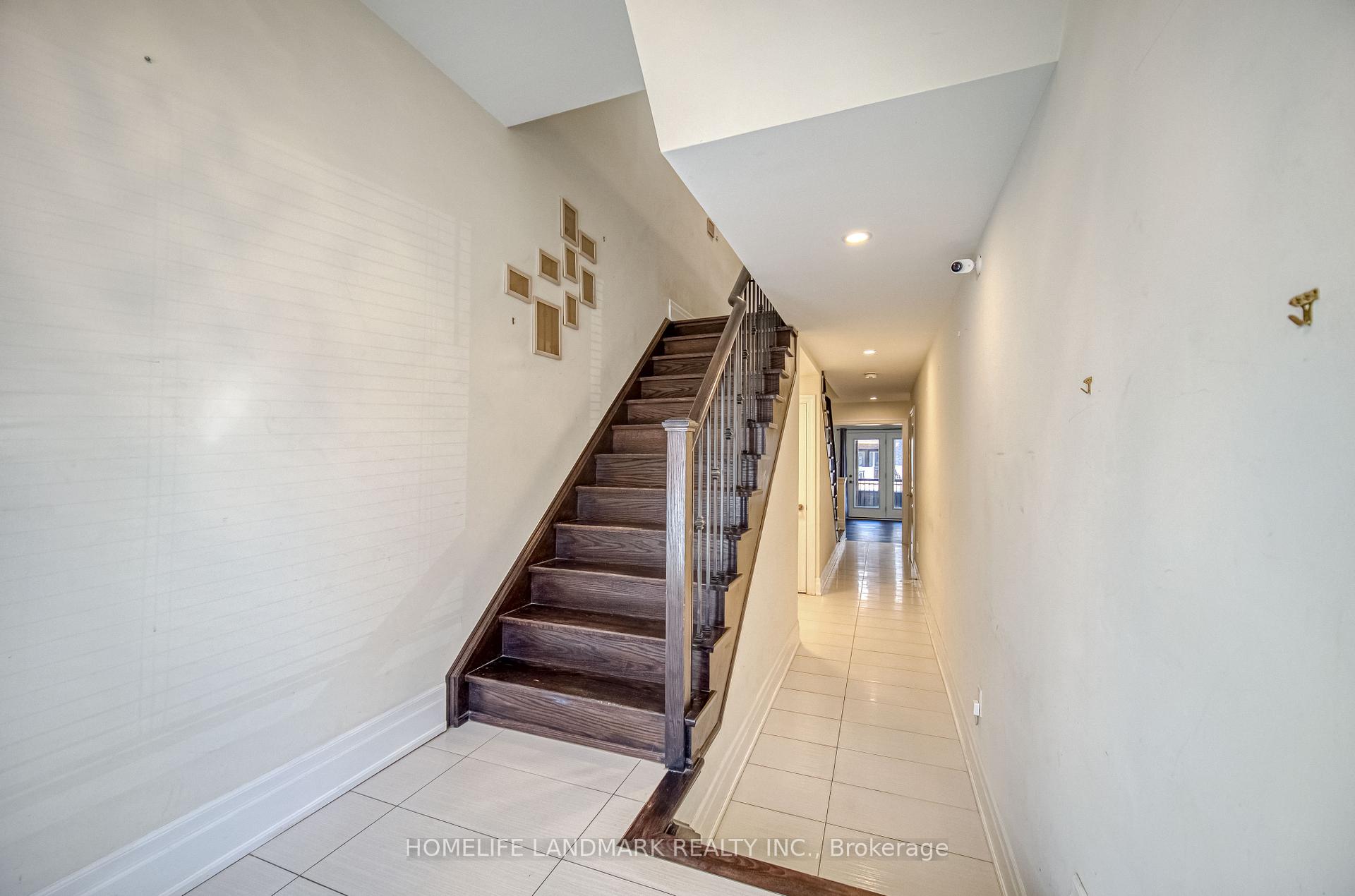 Photo 4 of 18 Golden Trail, Vaughan, Patterson — HOMEH