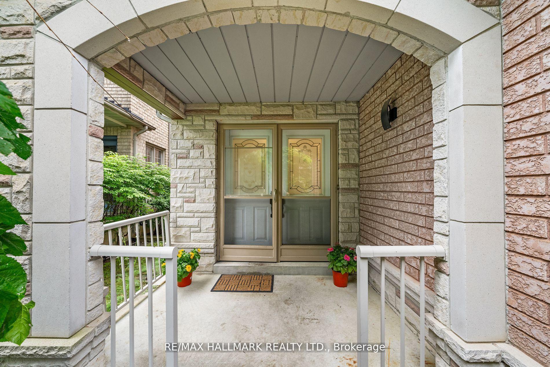 Photo 3 of 11 Alberta Drive, Vaughan, Concord — HOMEH