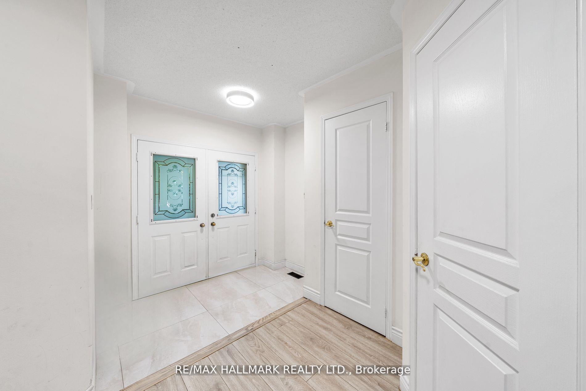 Photo 4 of 11 Alberta Drive, Vaughan, Concord — HOMEH