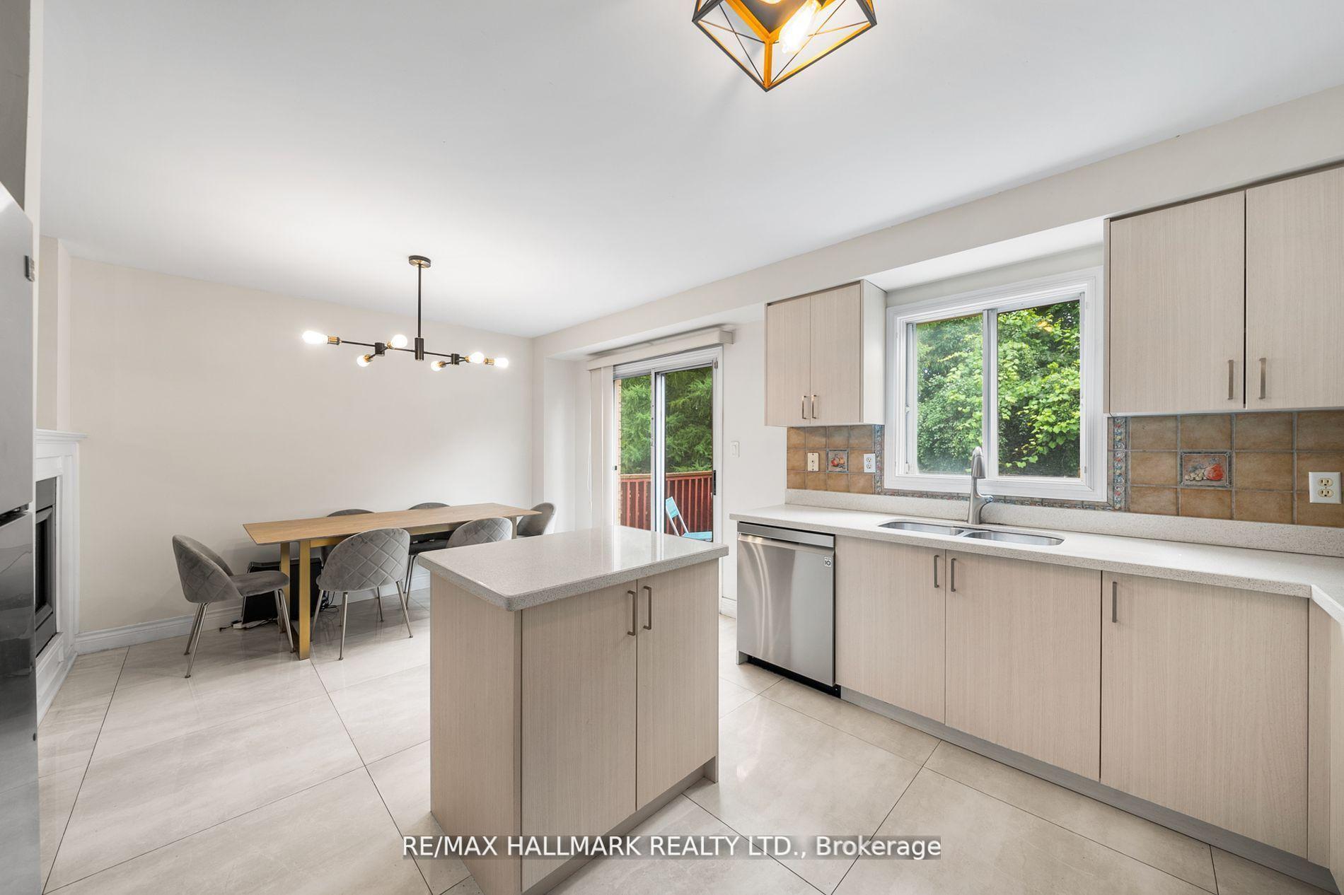 Photo 10 of 11 Alberta Drive, Vaughan, Concord — HOMEH