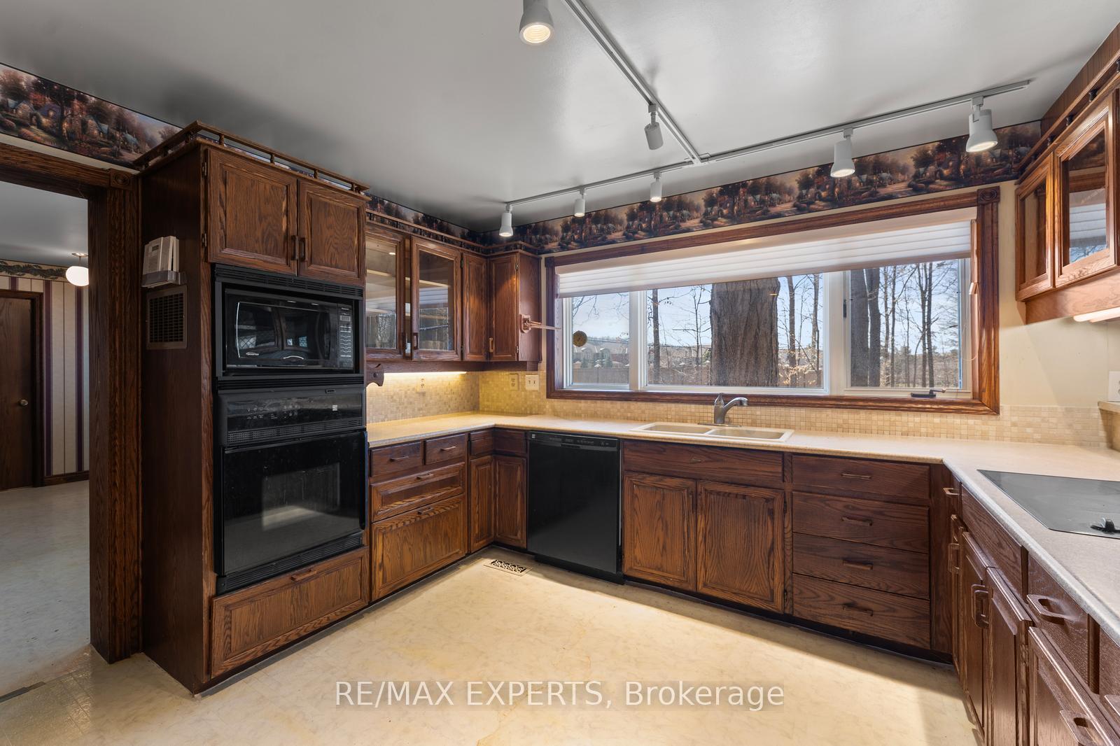 Photo 17 of 16 Millwood Parkway, Vaughan, Vellore Village — HOMEH