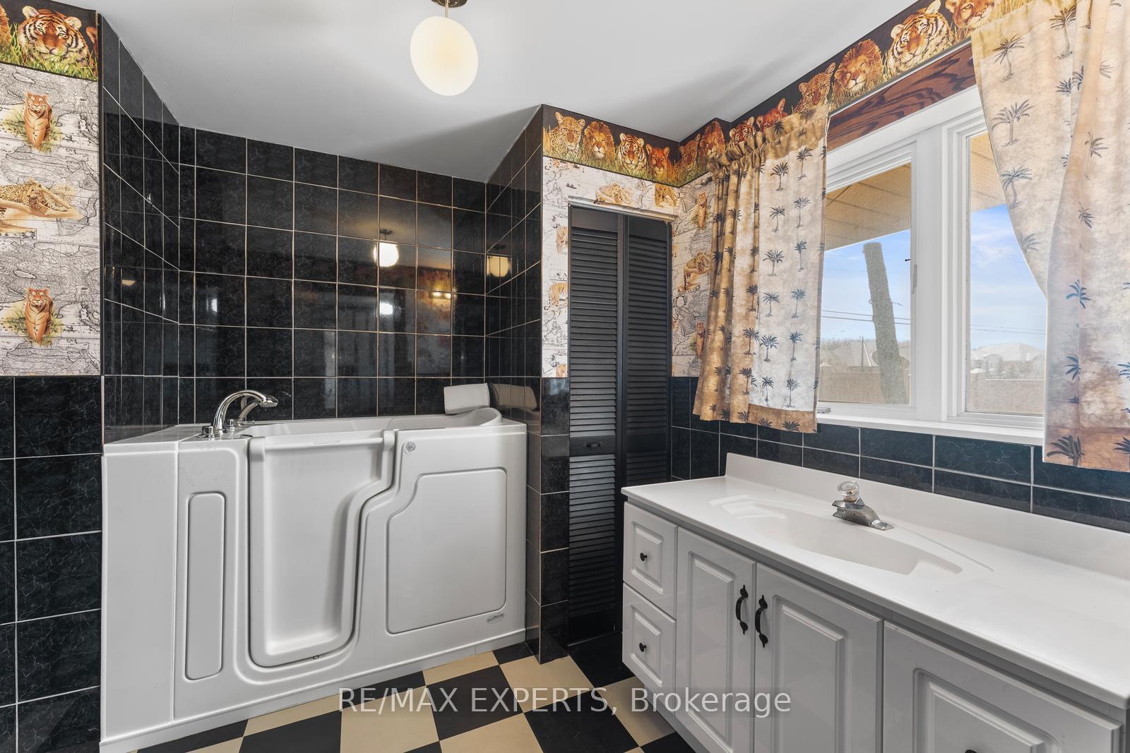 Photo 21 of 16 Millwood Parkway, Vaughan, Vellore Village — HOMEH