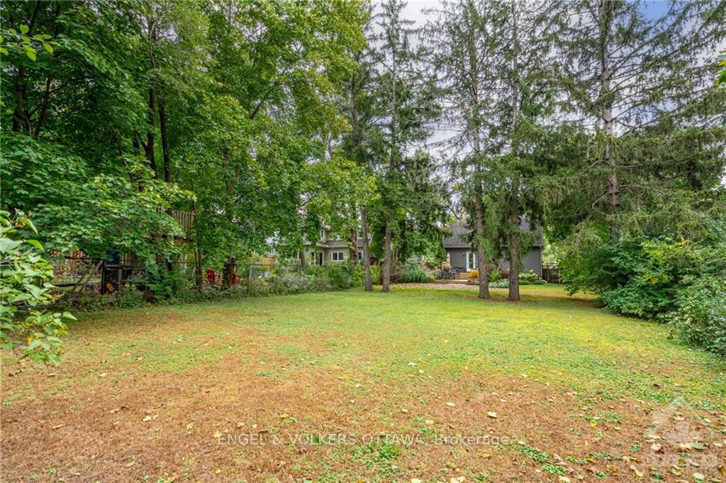 Photo 9 of 241 Pleasant Park Road, Ottawa, Faircrest Heights — HOMEH