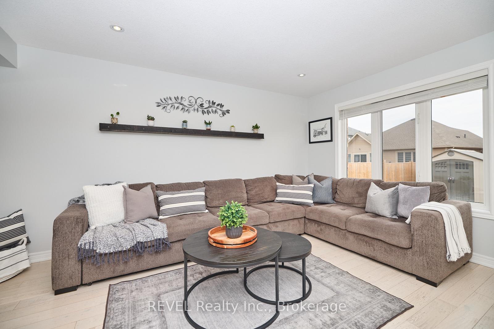 Photo 5 of 91 Roselawn Crescent, Welland, Coyle Creek — HOMEH