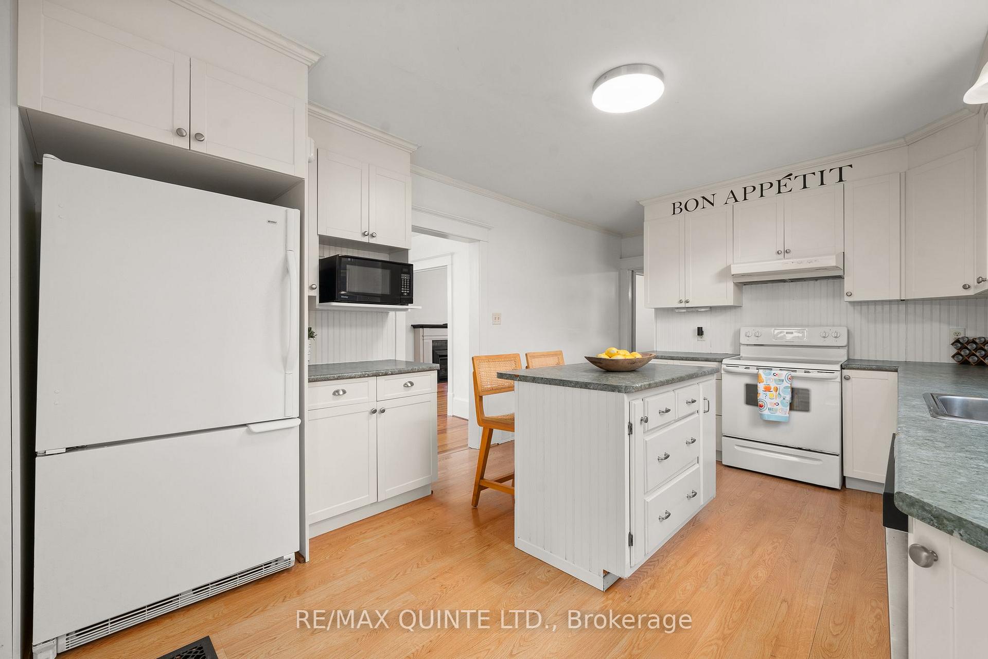 Photo 15 of 164 Ann Street, Belleville — HOMEH