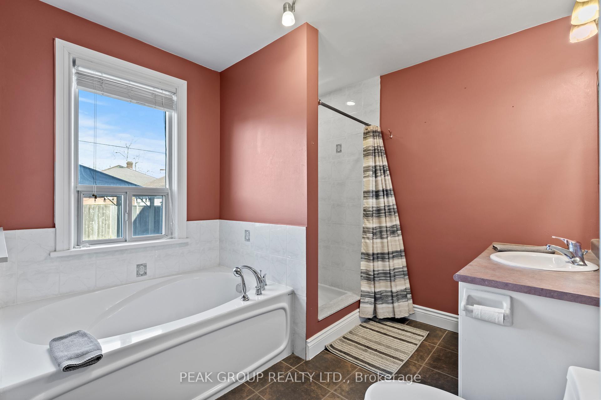 Photo 18 of 329 Scholfield Avenue S, Welland, Lincoln/Crowland — HOMEH
