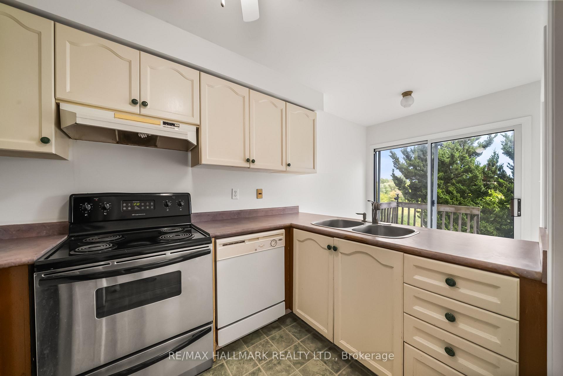 Photo 9 of 302 Pinnacle Trail, Aurora, Bayview Wellington — HOMEH