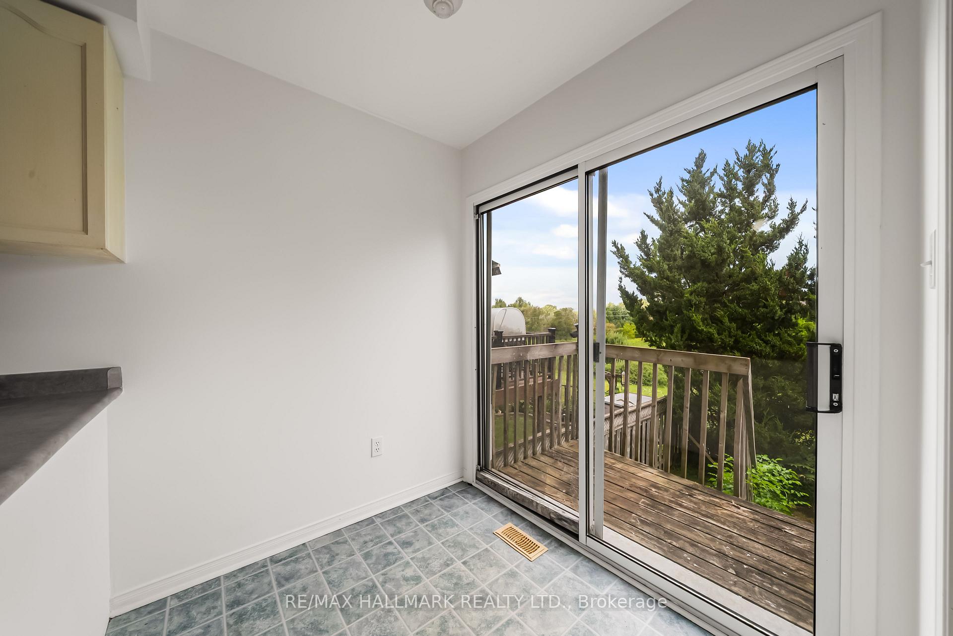 Photo 14 of 302 Pinnacle Trail, Aurora, Bayview Wellington — HOMEH