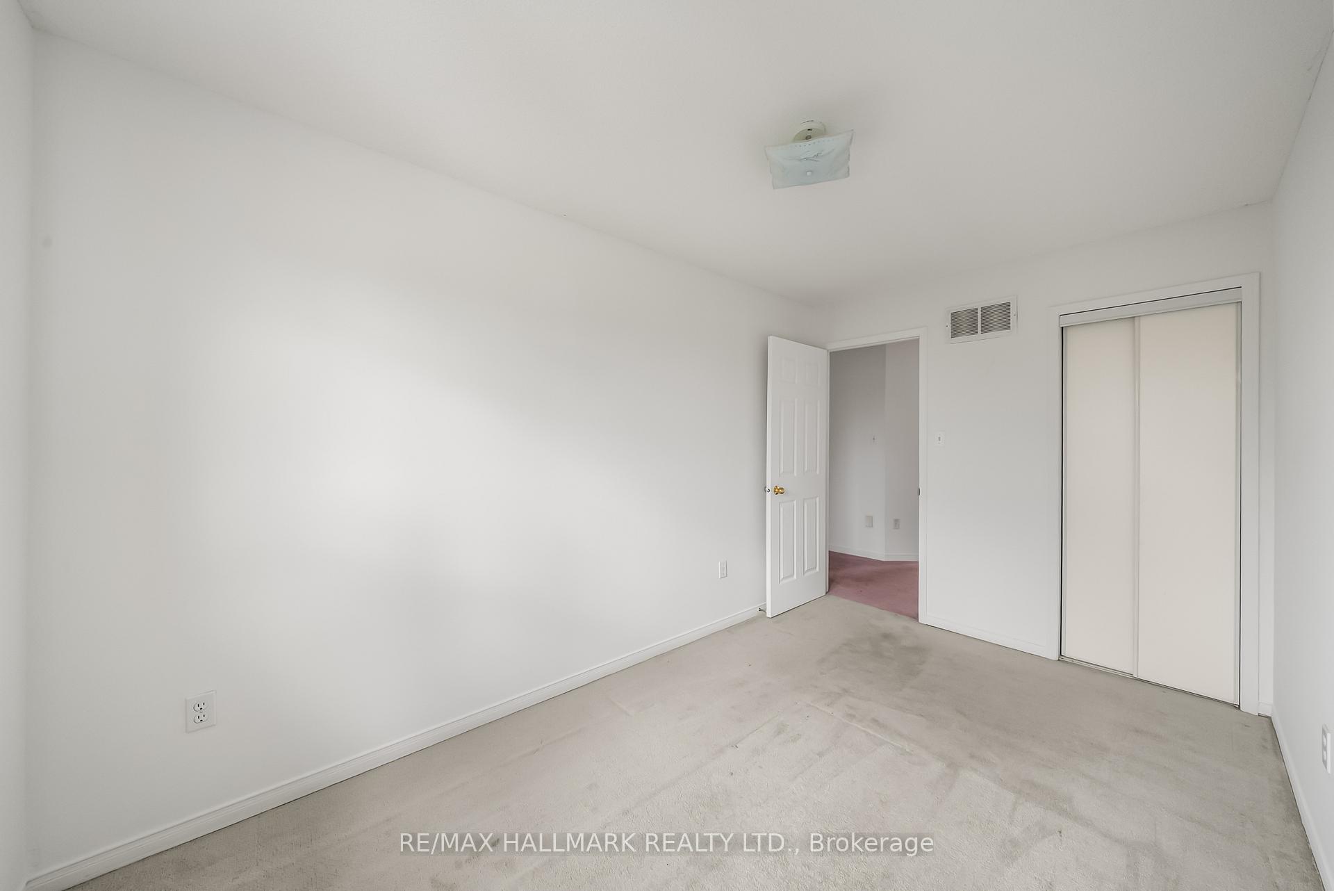Photo 18 of 302 Pinnacle Trail, Aurora, Bayview Wellington — HOMEH
