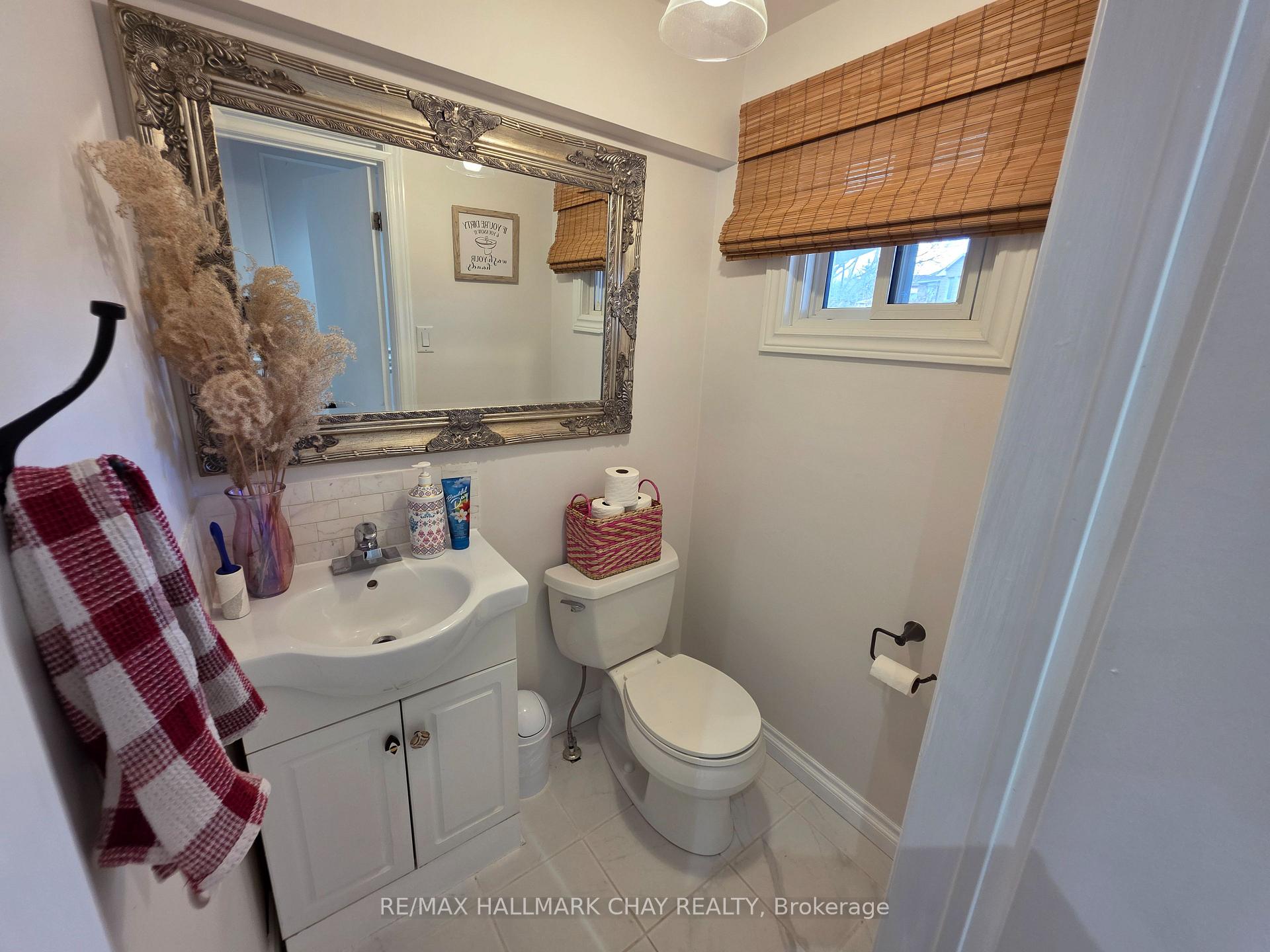 Photo 3 of 54 Shakespeare Crescent, Barrie, Letitia Heights — HOMEH