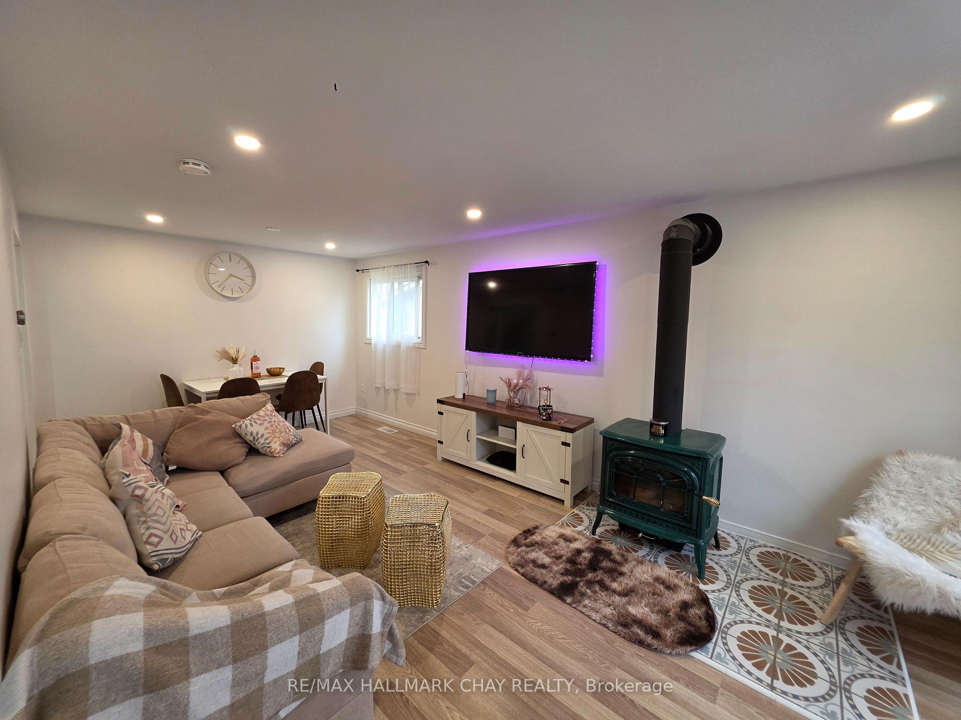 Photo 4 of 54 Shakespeare Crescent, Barrie, Letitia Heights — HOMEH