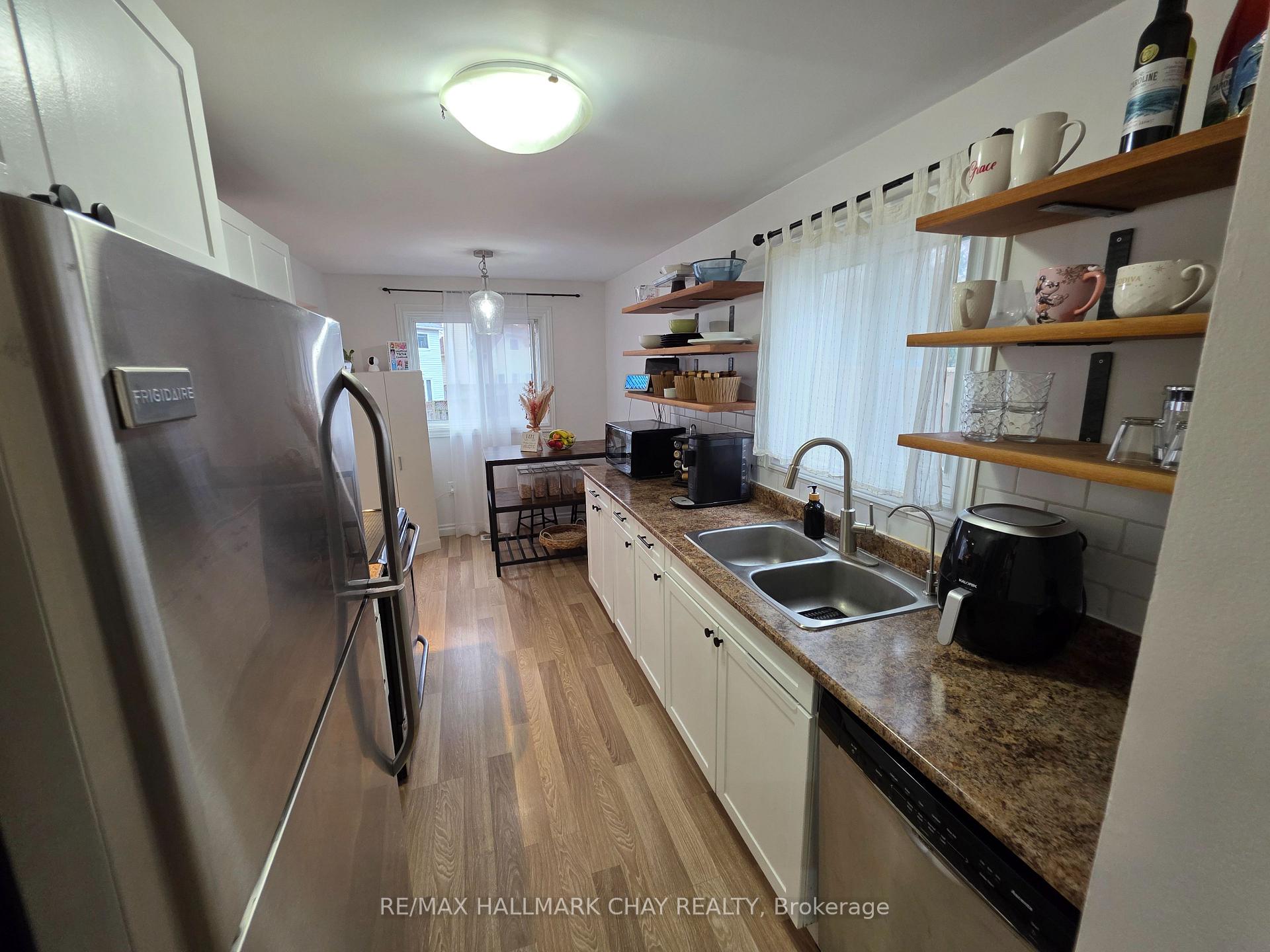 Photo 10 of 54 Shakespeare Crescent, Barrie, Letitia Heights — HOMEH
