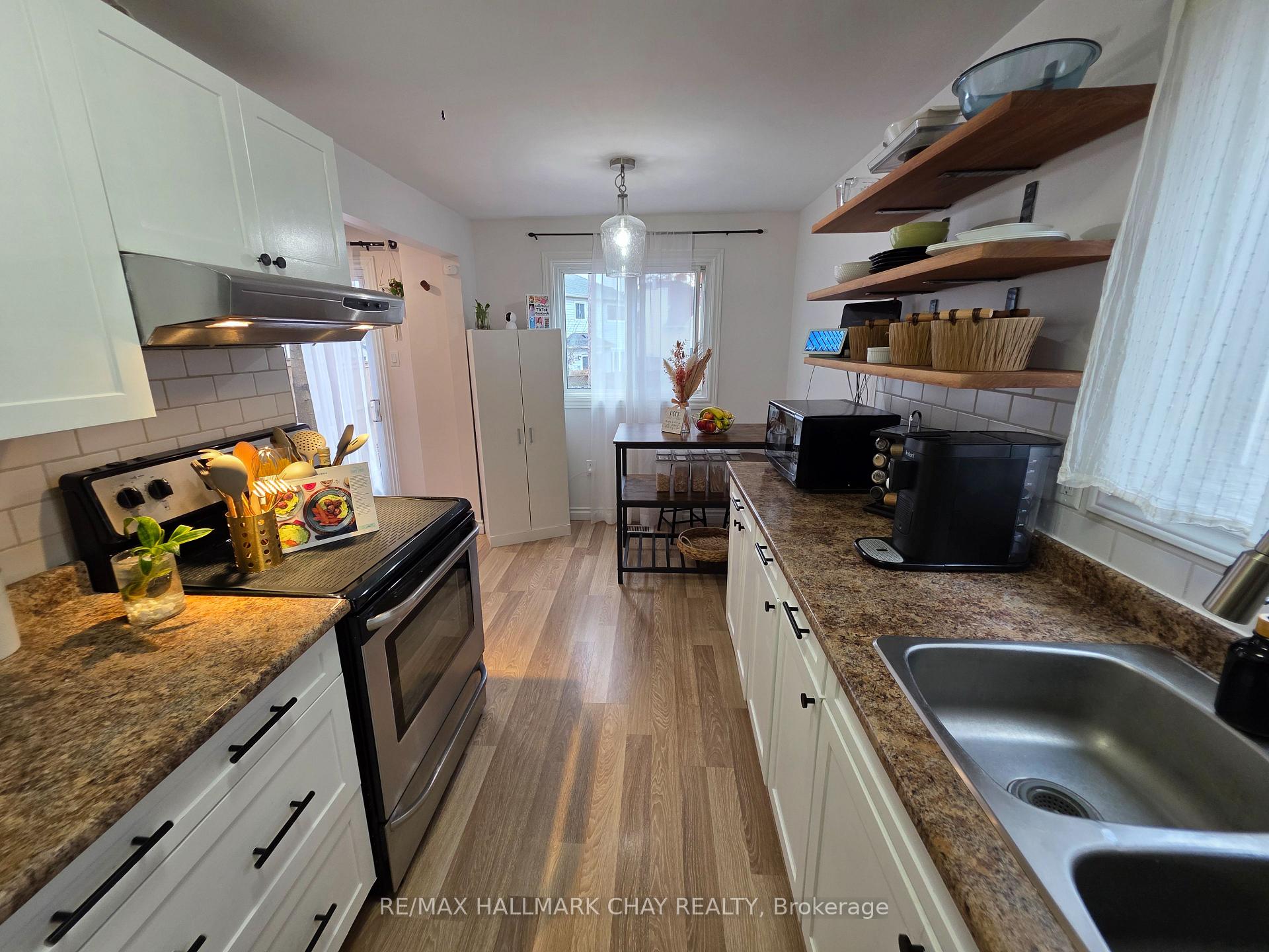 Photo 7 of 54 Shakespeare Crescent, Barrie, Letitia Heights — HOMEH