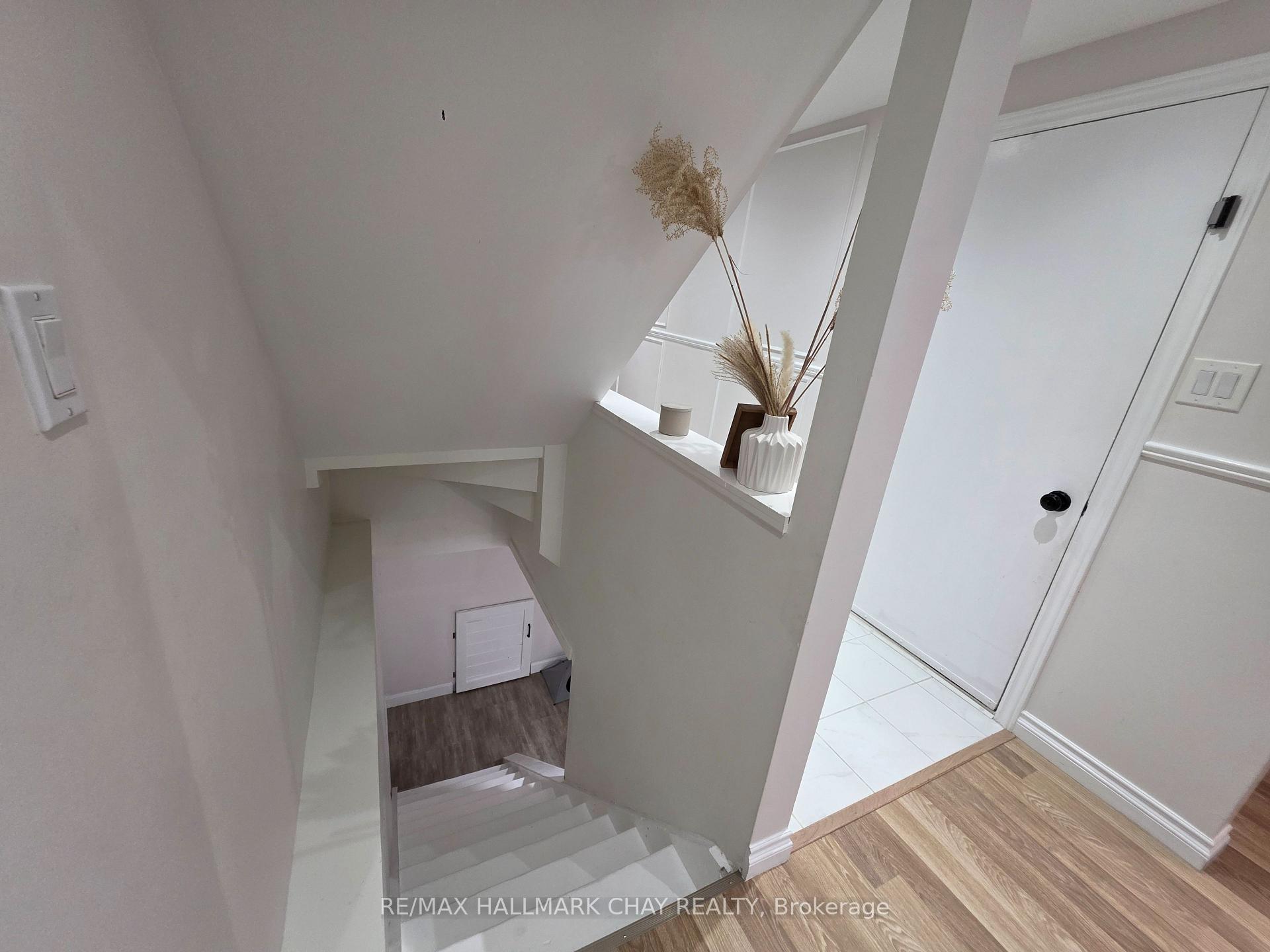 Photo 16 of 54 Shakespeare Crescent, Barrie, Letitia Heights — HOMEH