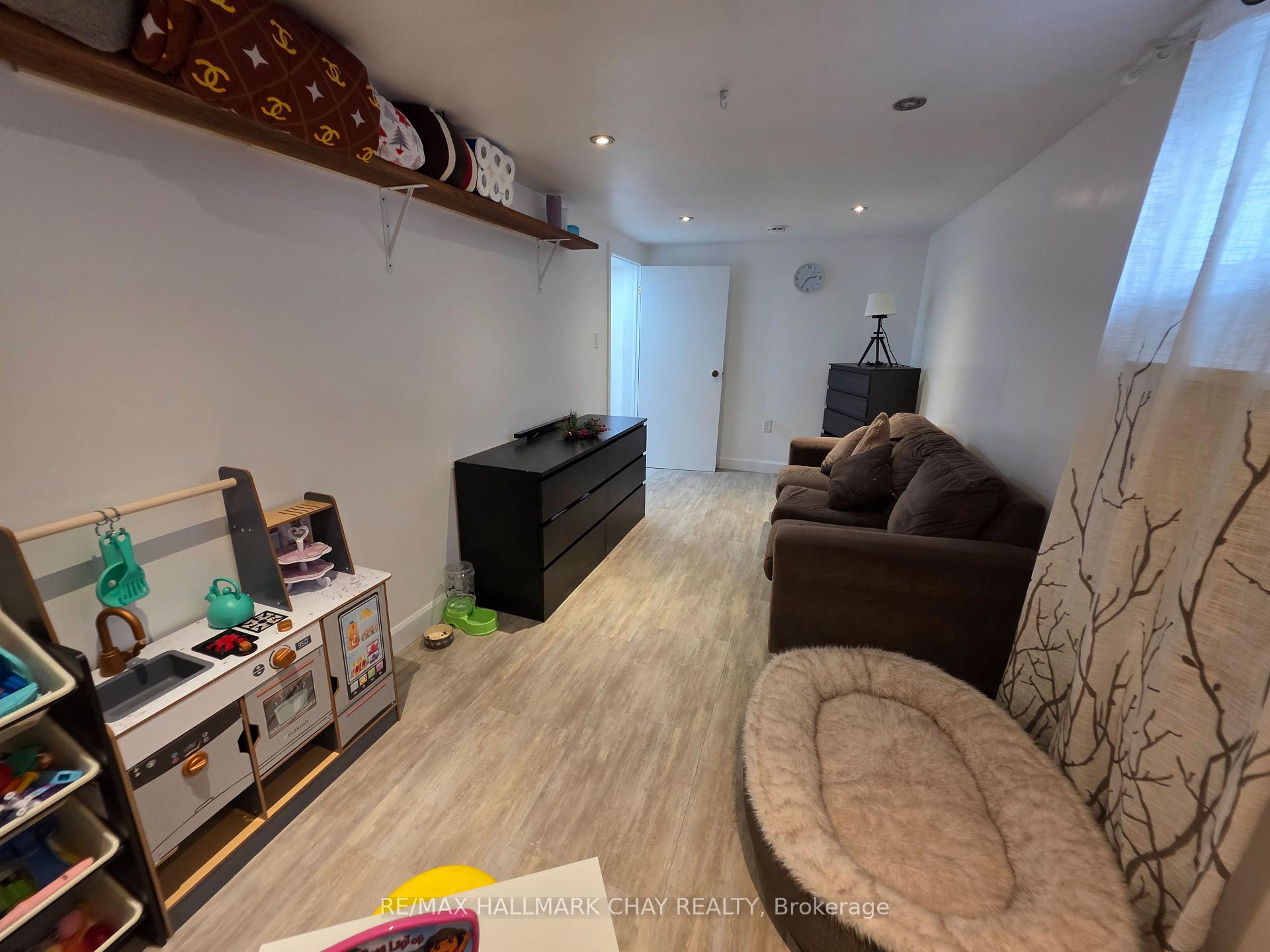 Photo 17 of 54 Shakespeare Crescent, Barrie, Letitia Heights — HOMEH
