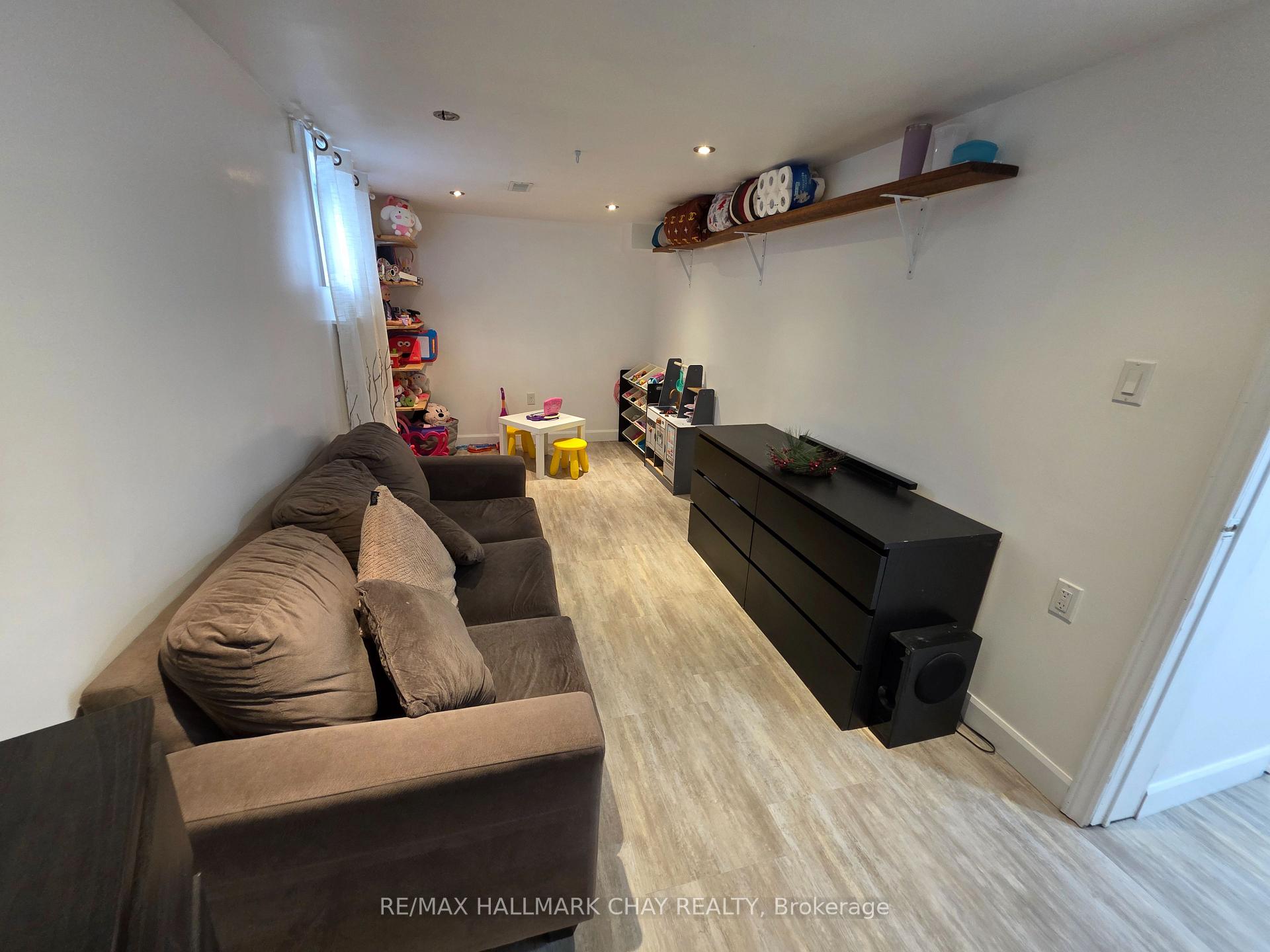 Photo 15 of 54 Shakespeare Crescent, Barrie, Letitia Heights — HOMEH