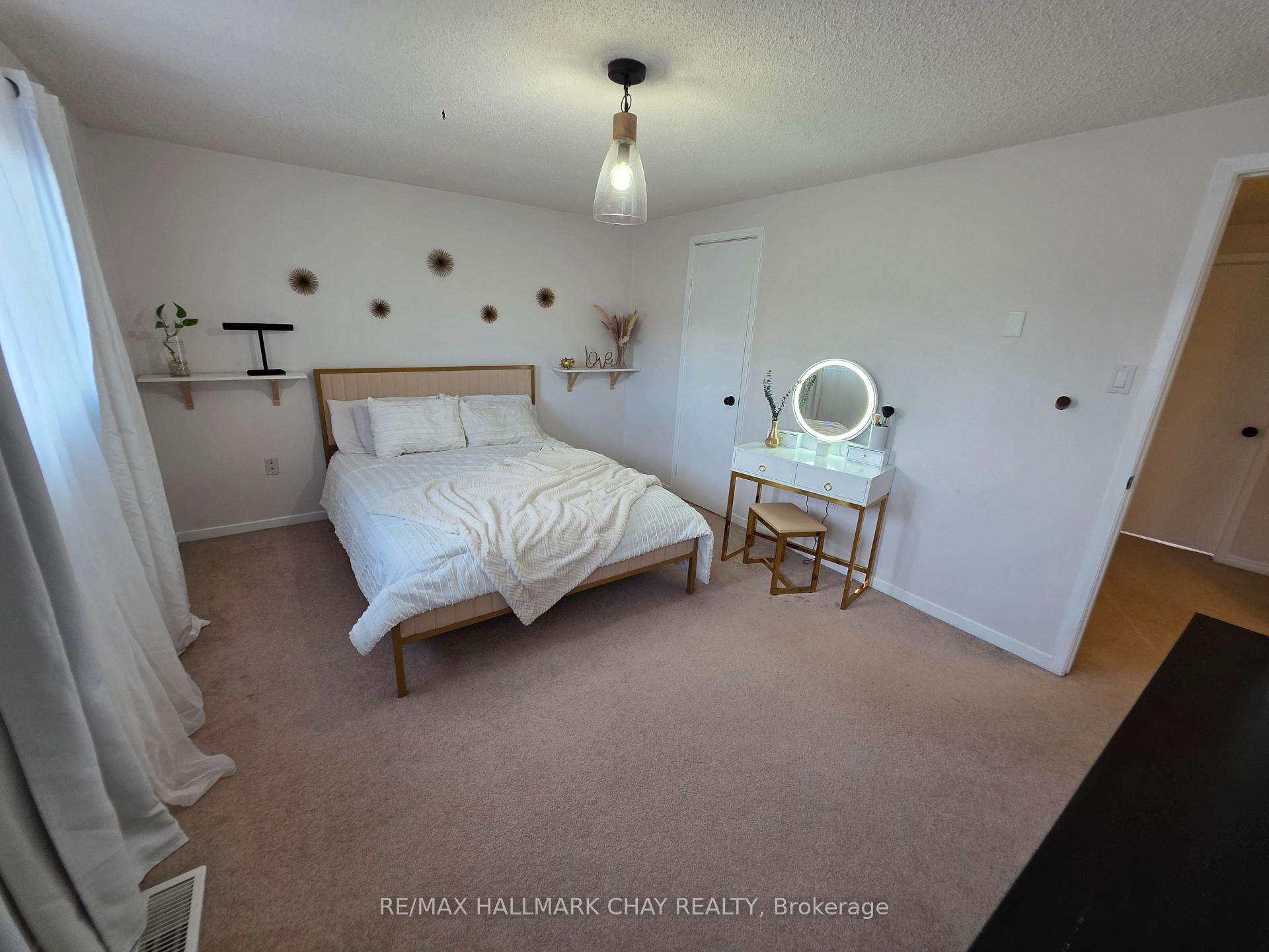Photo 24 of 54 Shakespeare Crescent, Barrie, Letitia Heights — HOMEH