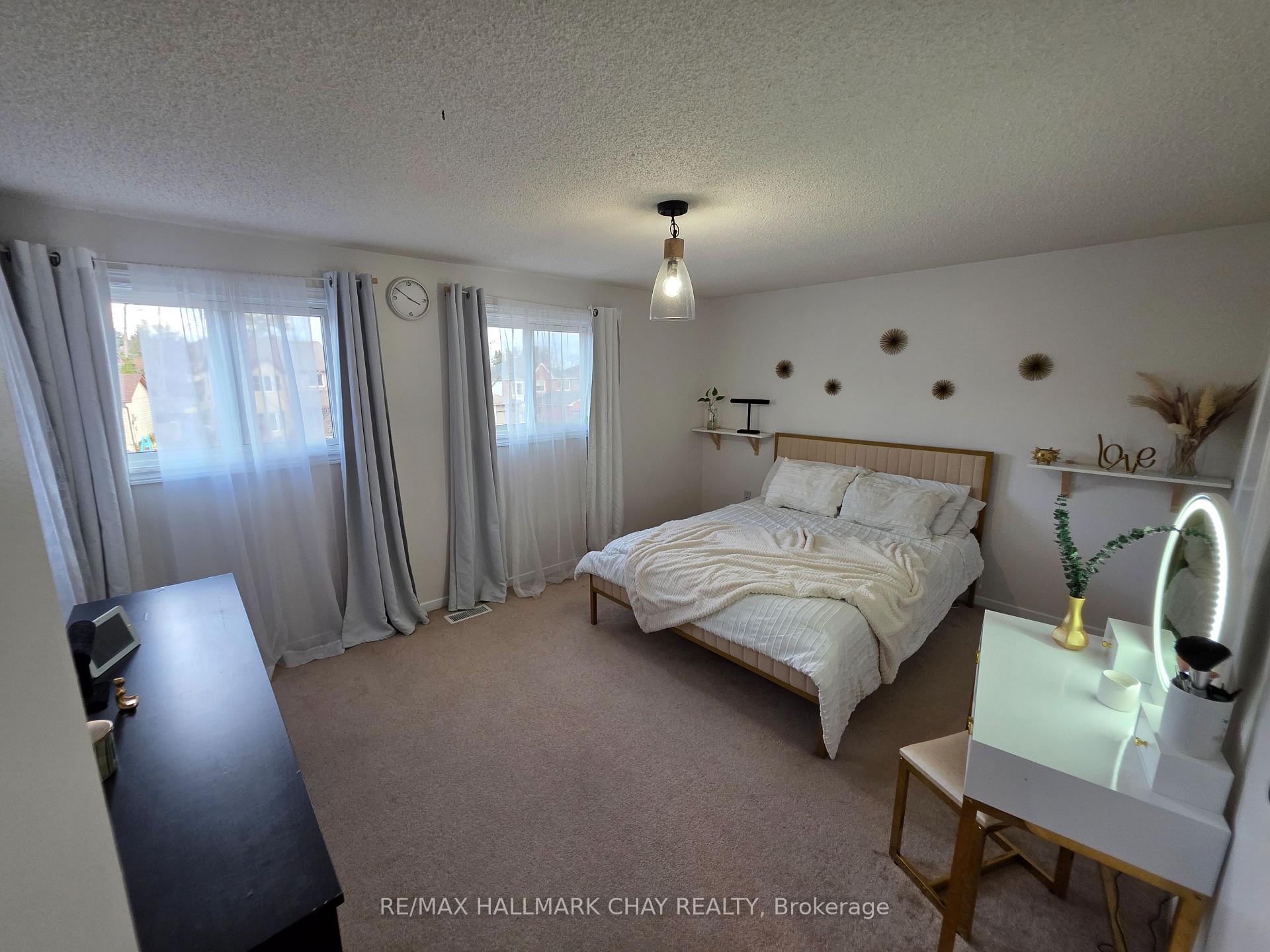 Photo 19 of 54 Shakespeare Crescent, Barrie, Letitia Heights — HOMEH