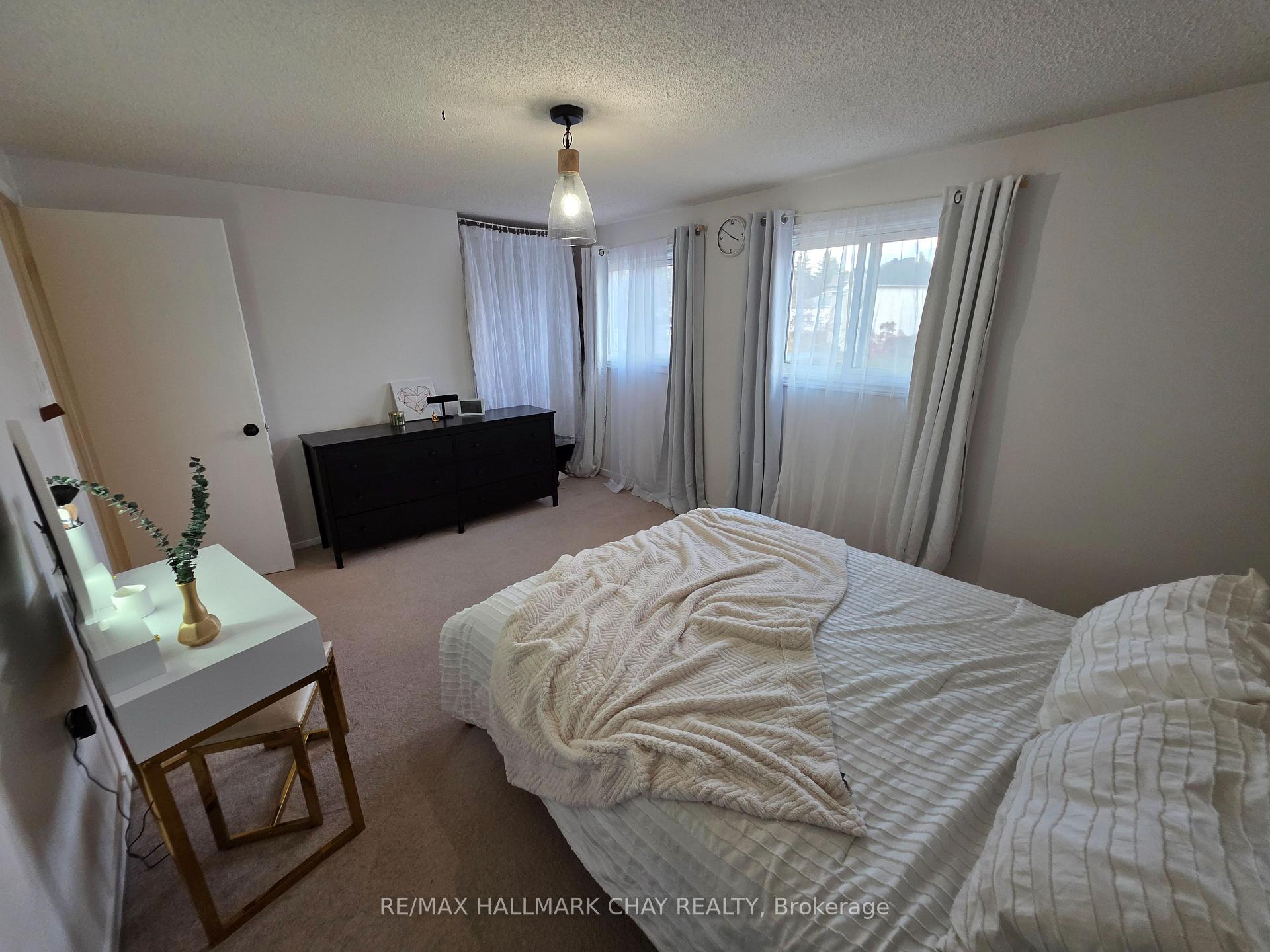 Photo 29 of 54 Shakespeare Crescent, Barrie, Letitia Heights — HOMEH