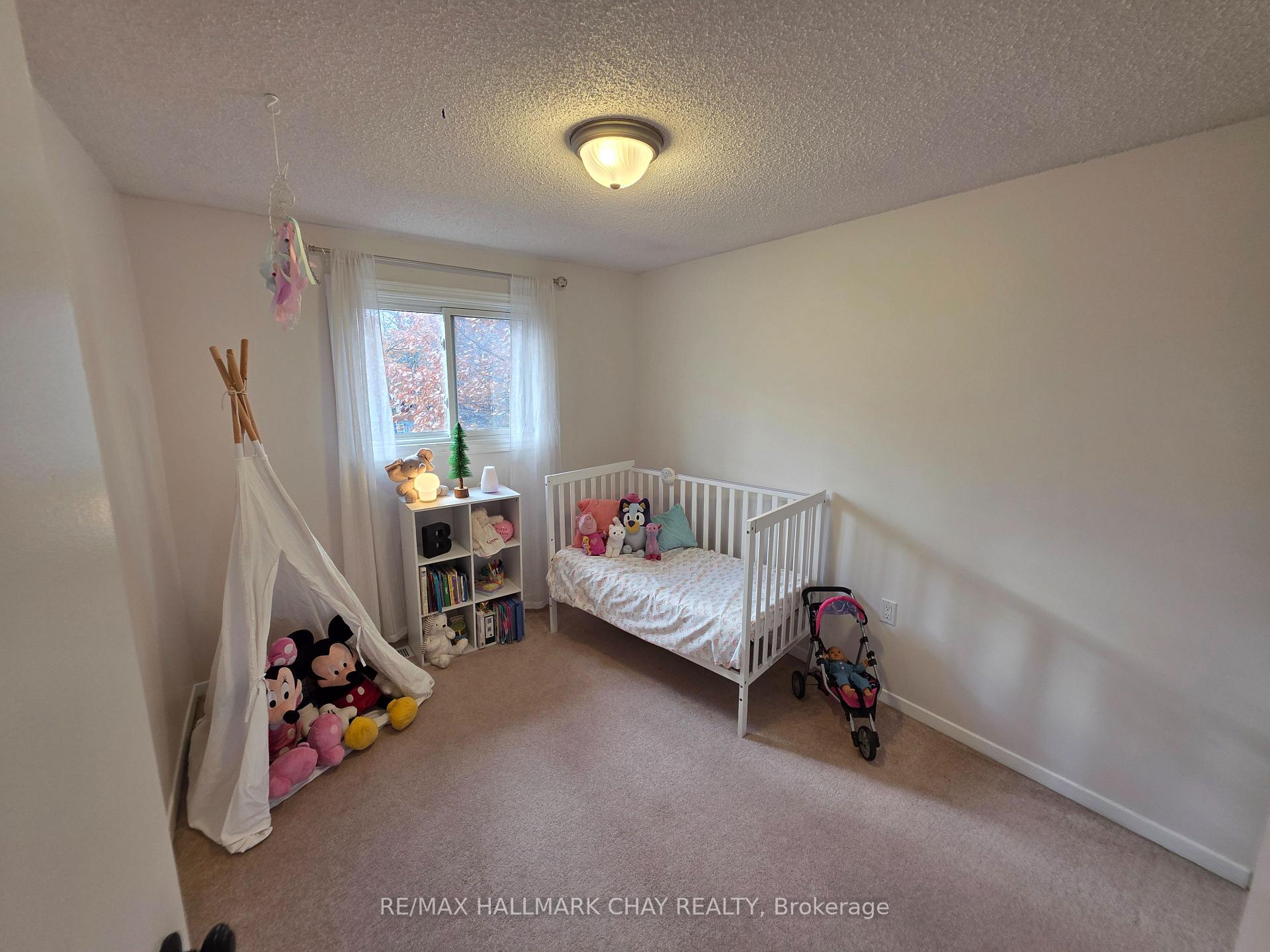 Photo 25 of 54 Shakespeare Crescent, Barrie, Letitia Heights — HOMEH