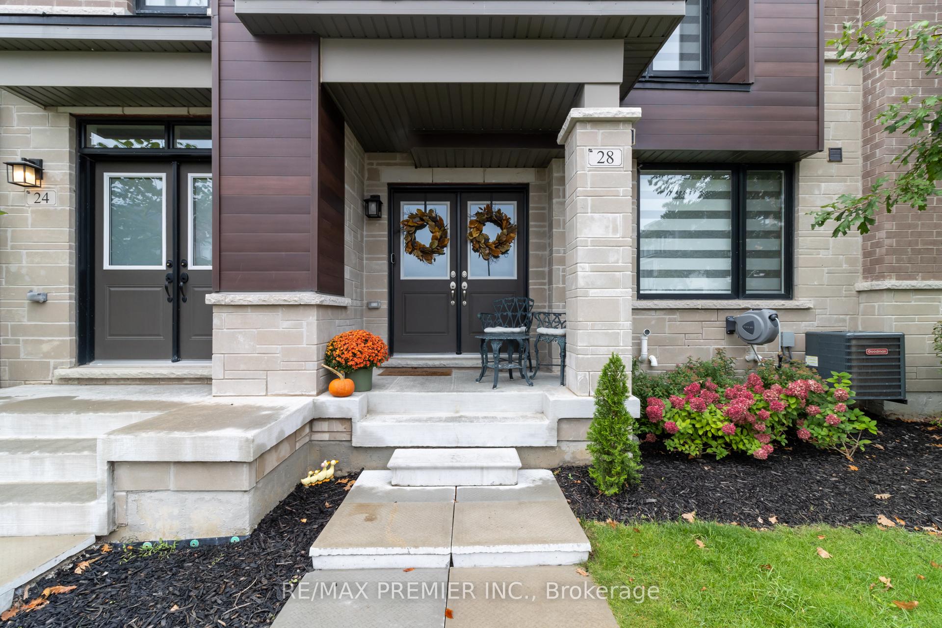 Photo 1 of 28 Holyrood Crescent, Vaughan, Kleinburg — HOMEH