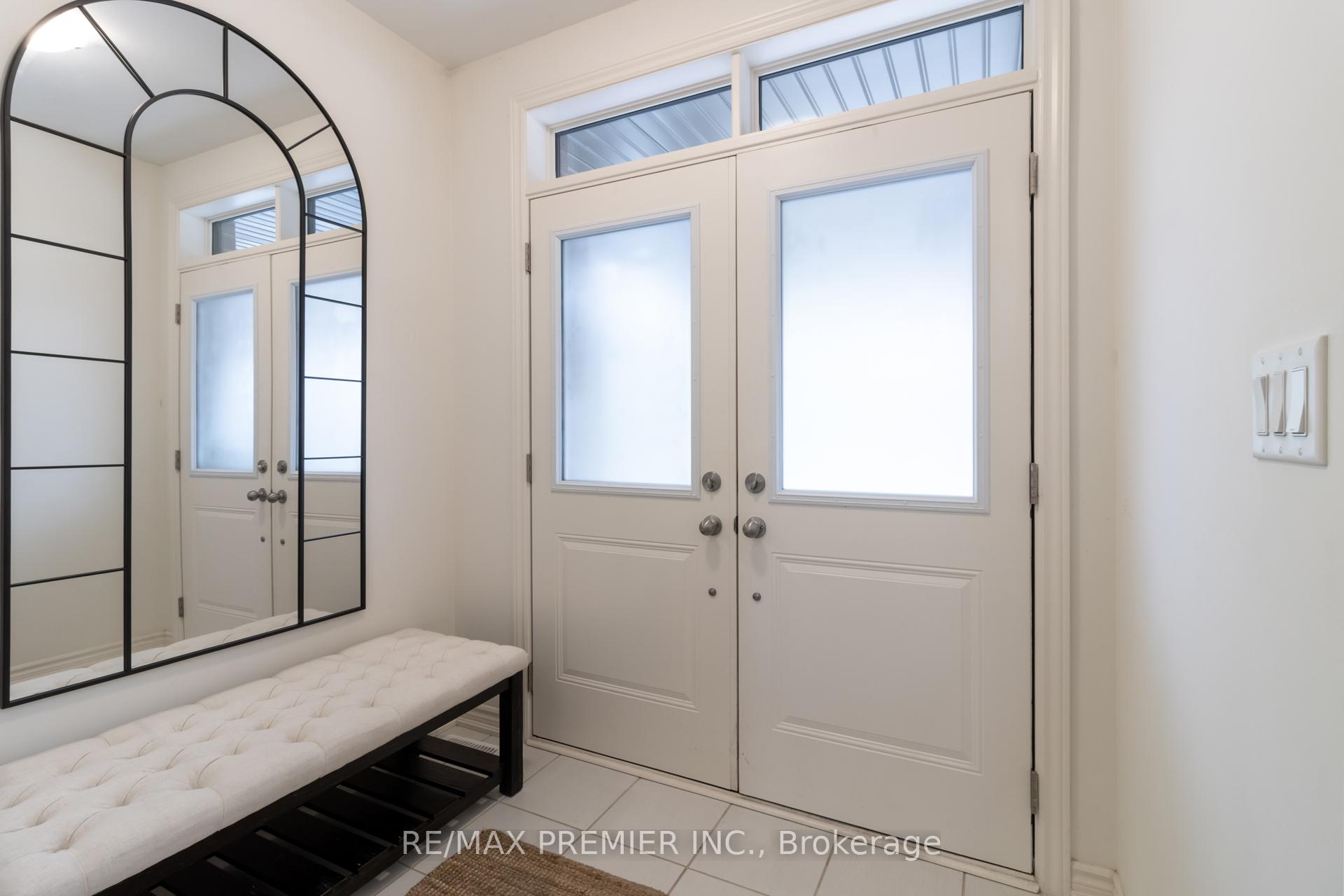 Photo 3 of 28 Holyrood Crescent, Vaughan, Kleinburg — HOMEH