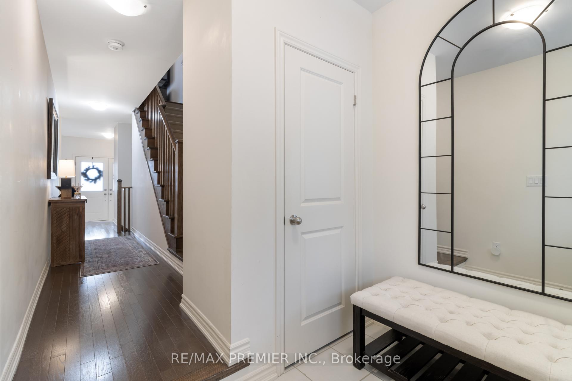 Photo 4 of 28 Holyrood Crescent, Vaughan, Kleinburg — HOMEH