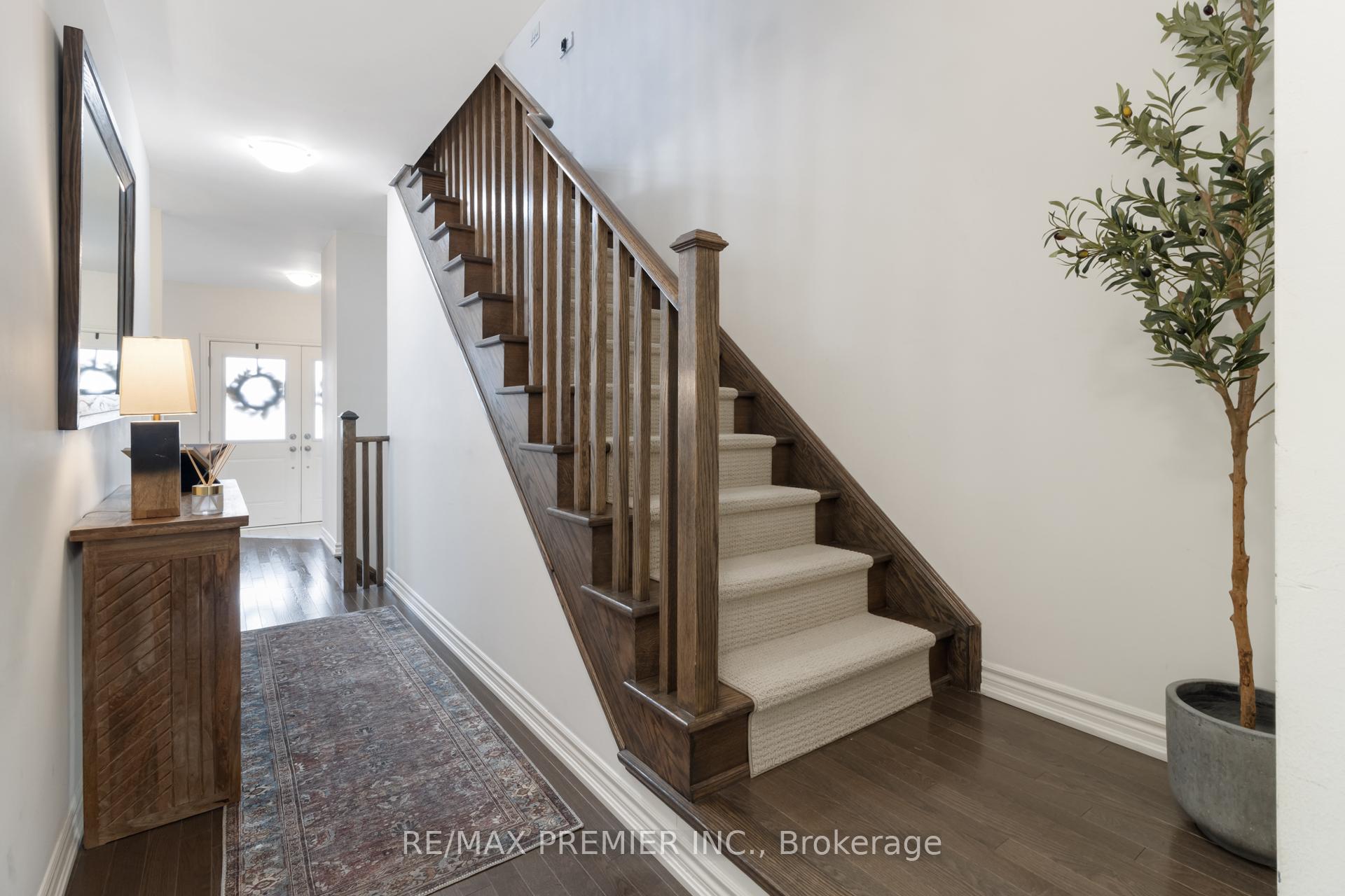 Photo 5 of 28 Holyrood Crescent, Vaughan, Kleinburg — HOMEH