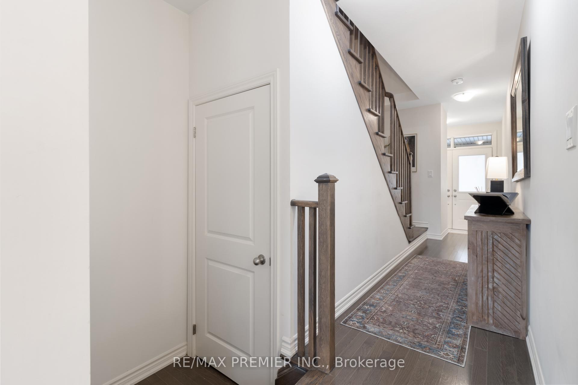 Photo 7 of 28 Holyrood Crescent, Vaughan, Kleinburg — HOMEH