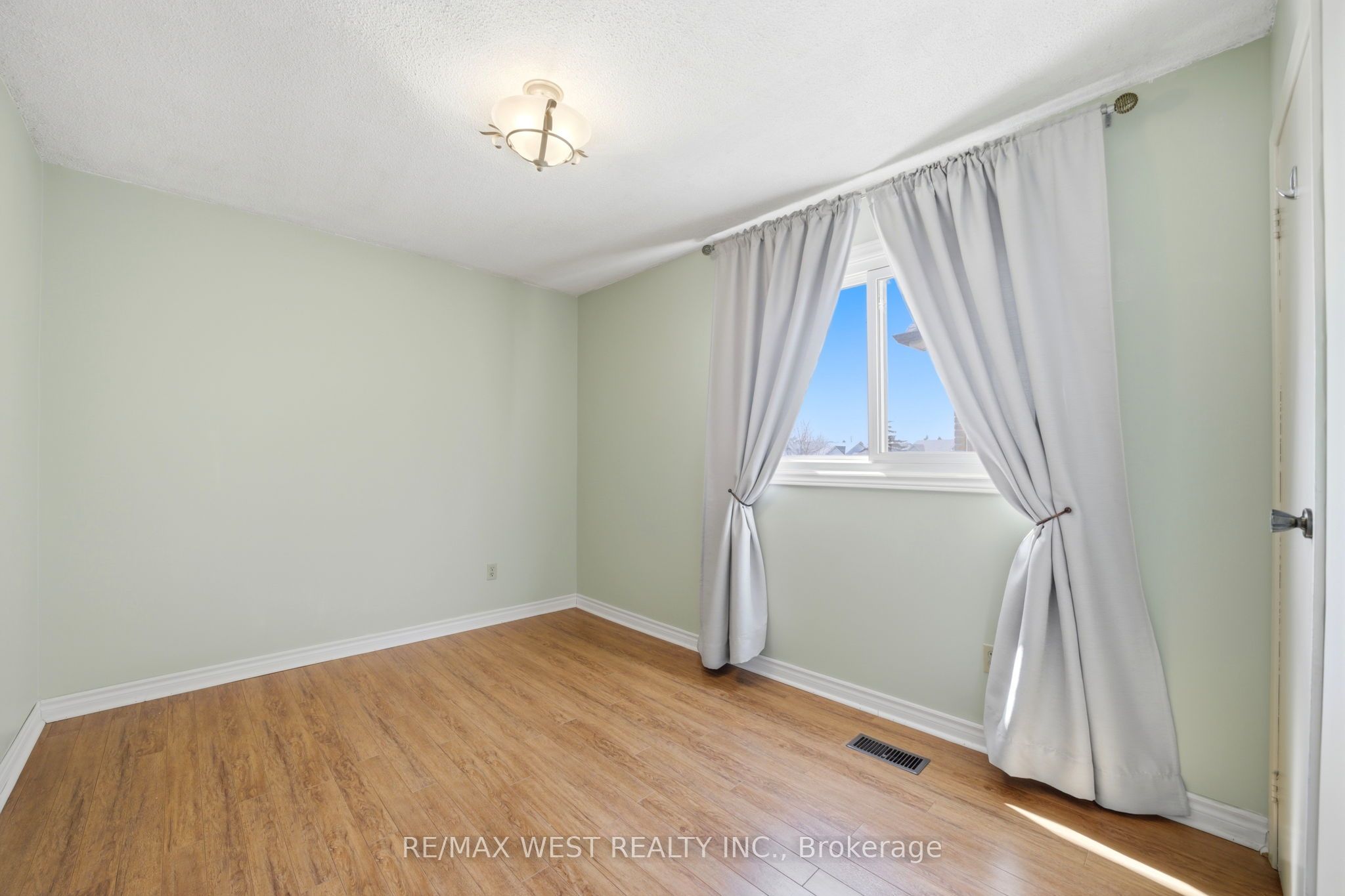 Photo 29 of 68 Buckland Way, Brampton, Madoc — HOMEH