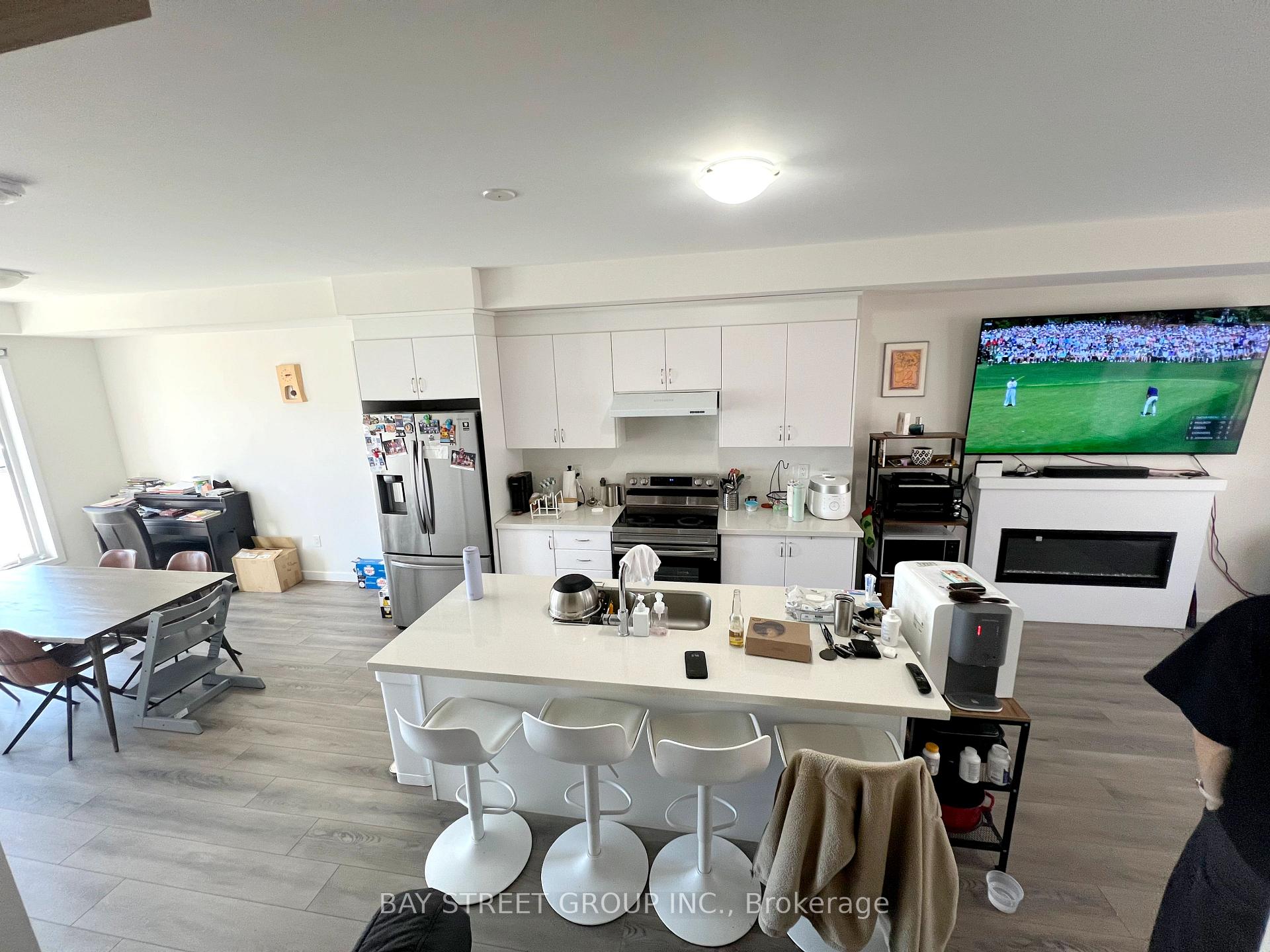 Photo 4 of 10 Mcnaughton Road, Vaughan, Maple — HOMEH