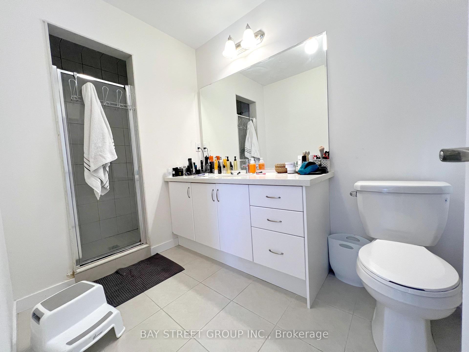 Photo 5 of 10 Mcnaughton Road, Vaughan, Maple — HOMEH