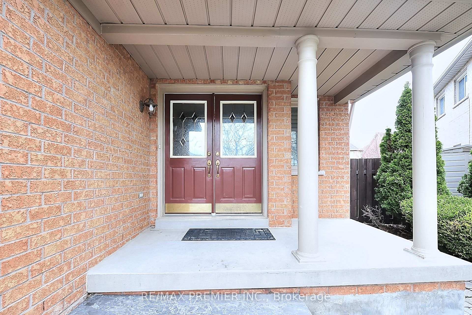 Photo 3 of 85 Kirkbride Crescent, Vaughan, Maple — HOMEH