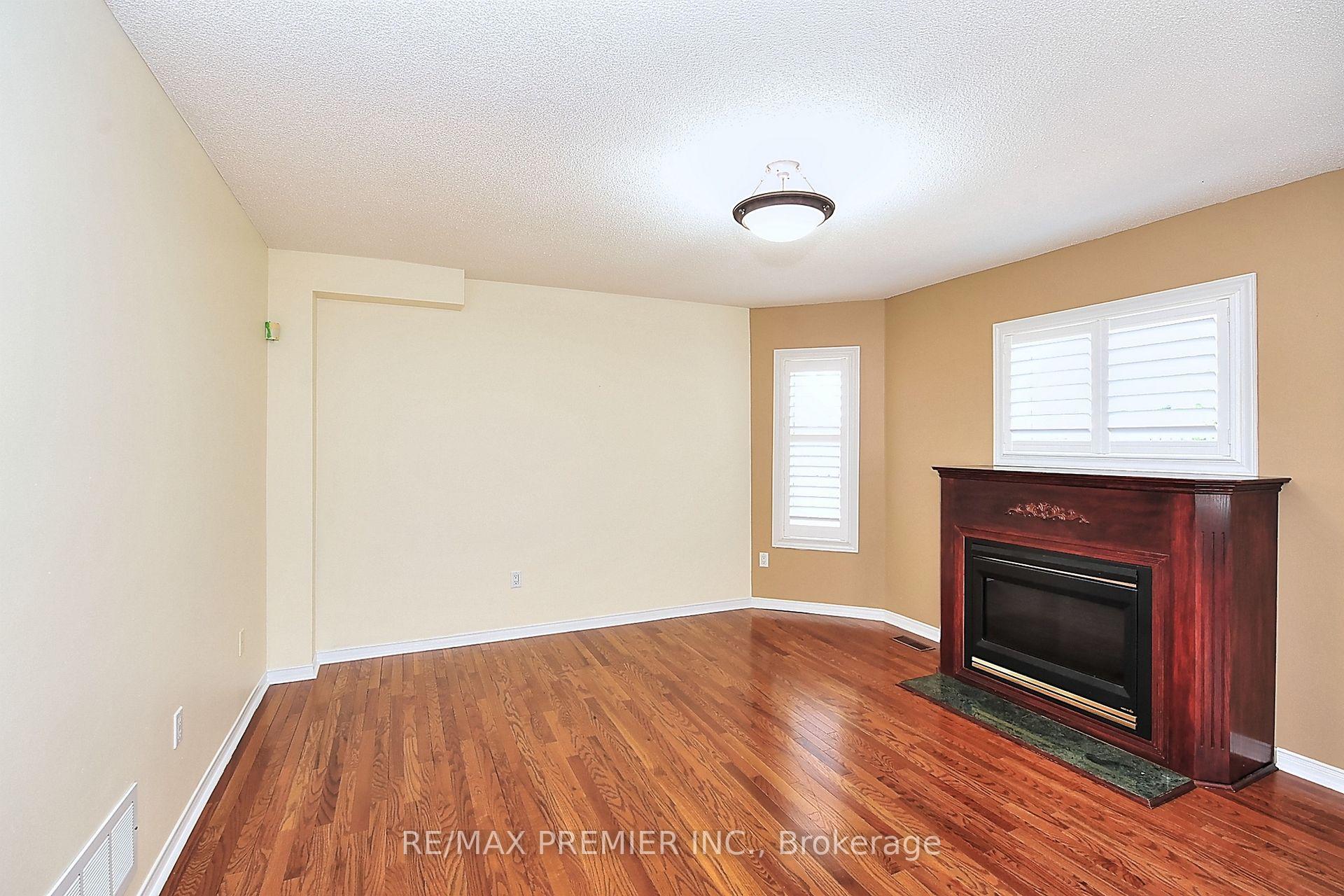Photo 5 of 85 Kirkbride Crescent, Vaughan, Maple — HOMEH